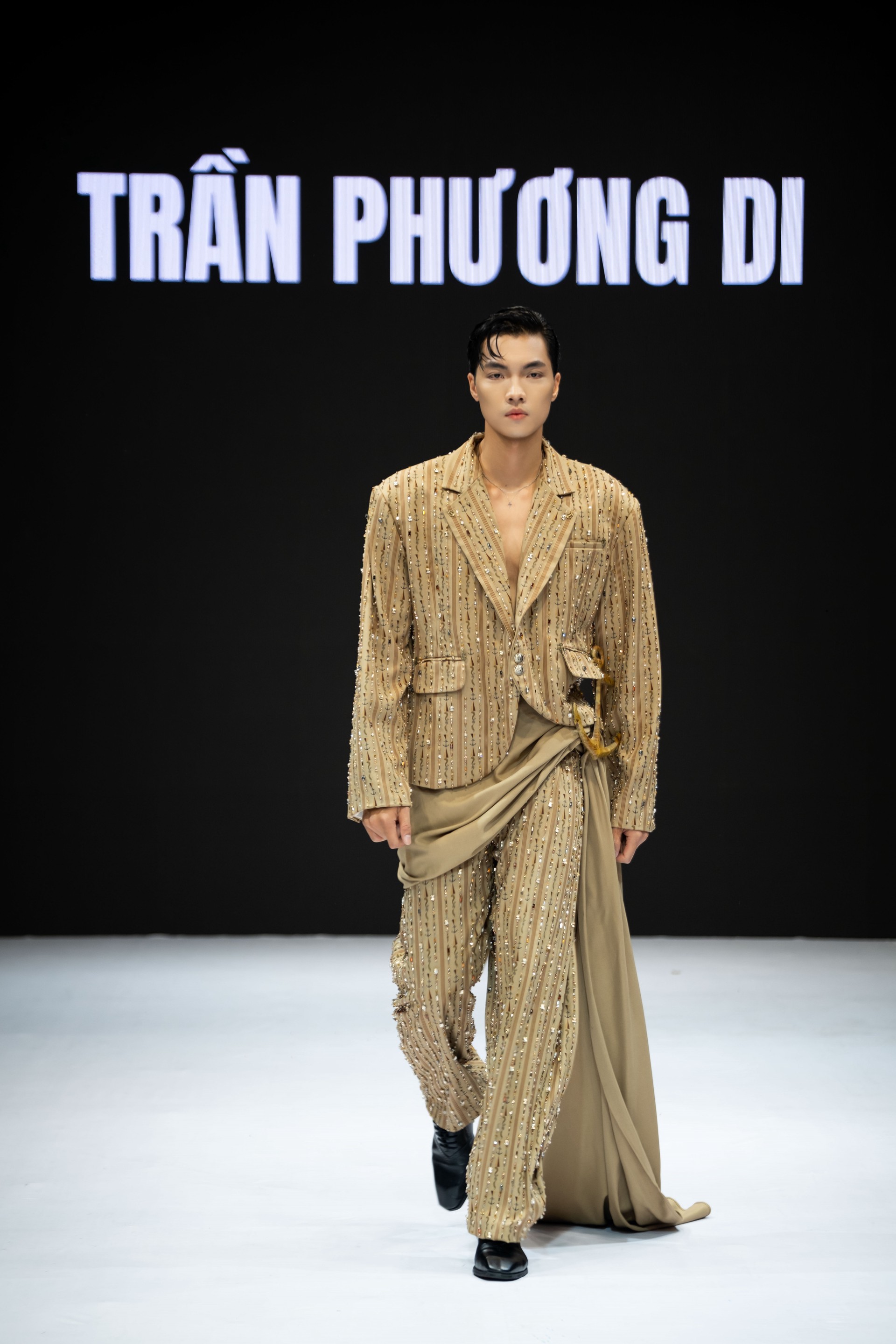 Hinh anh Bản sắc Việt họa nét đương đại trong VLU COLLECTIVE: K28TT UNFOLD 18