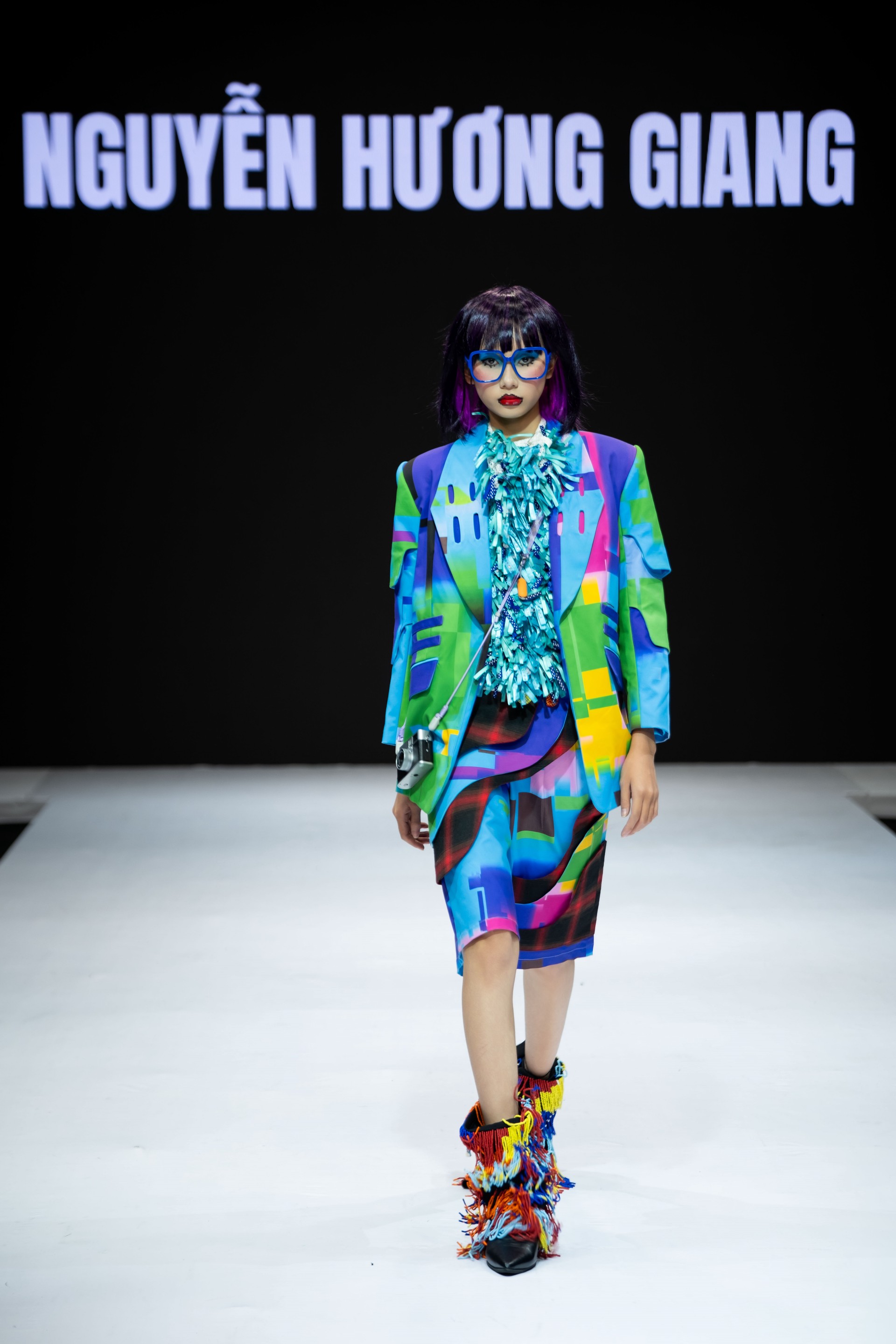 Hinh anh Bản sắc Việt họa nét đương đại trong VLU COLLECTIVE: K28TT UNFOLD 10