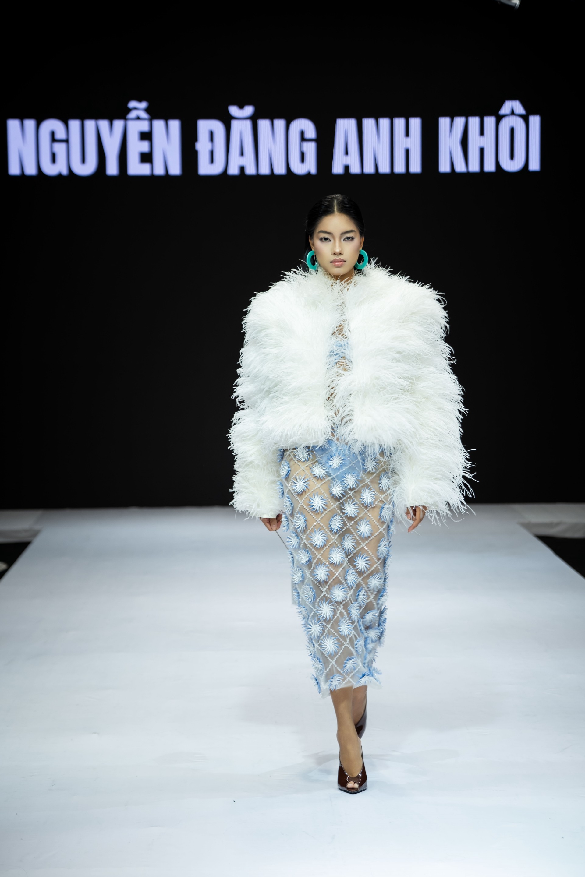 Hinh anh Bản sắc Việt họa nét đương đại trong VLU COLLECTIVE: K28TT UNFOLD 15