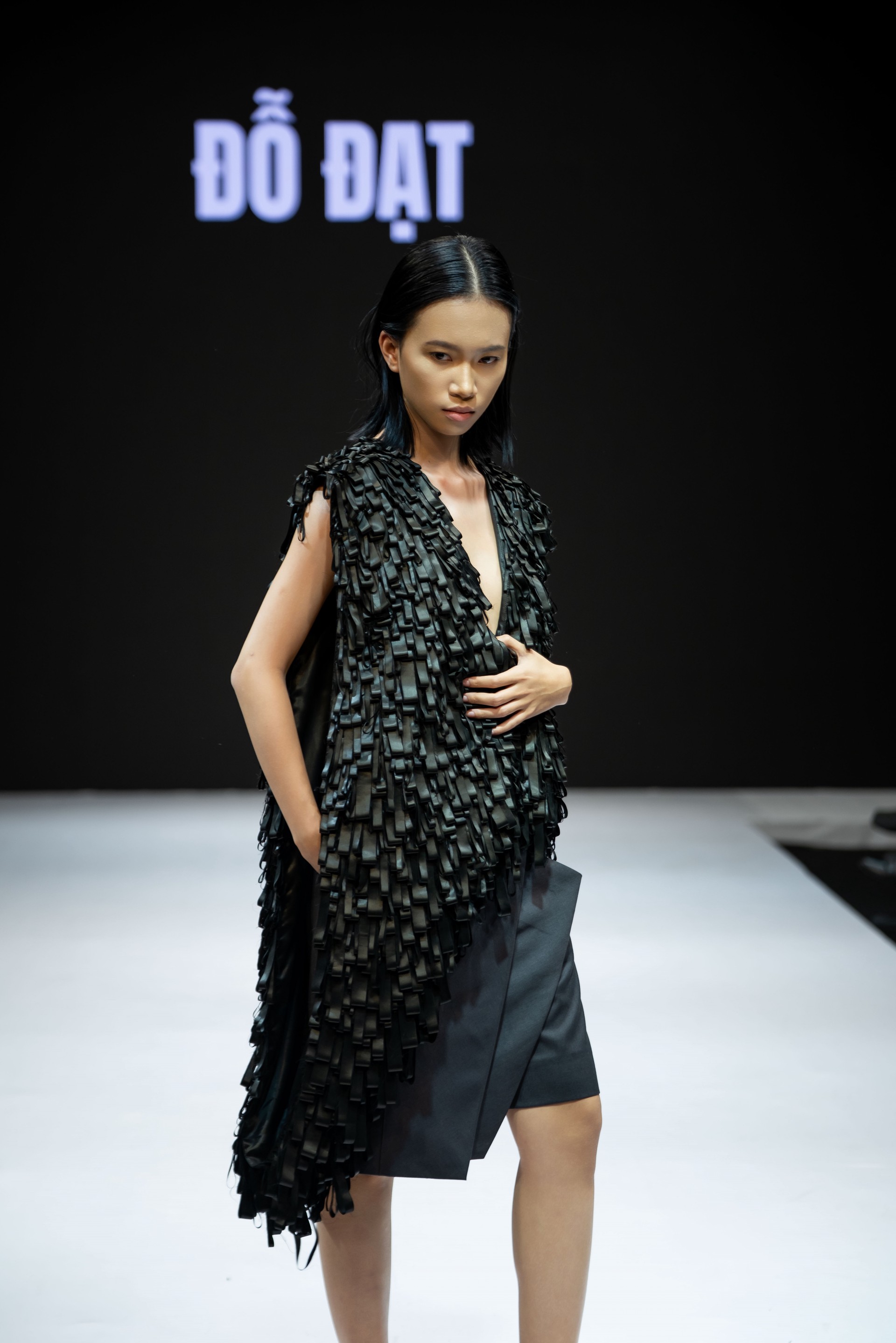 Hinh anh Bản sắc Việt họa nét đương đại trong VLU COLLECTIVE: K28TT UNFOLD 27