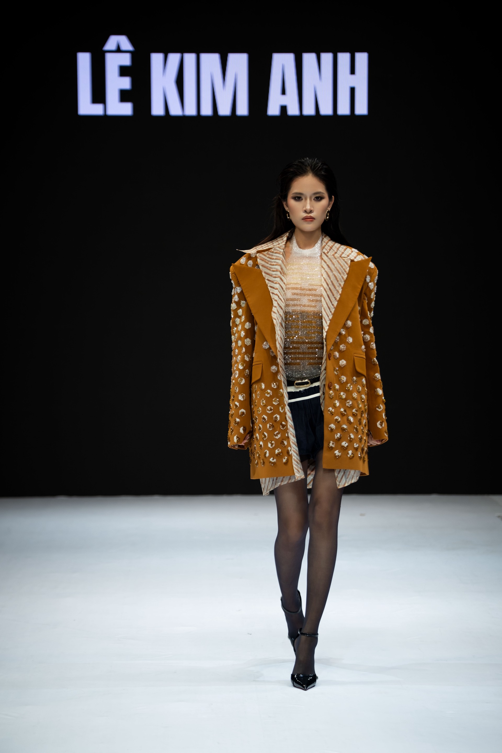 Hinh anh Bản sắc Việt họa nét đương đại trong VLU COLLECTIVE: K28TT UNFOLD 7