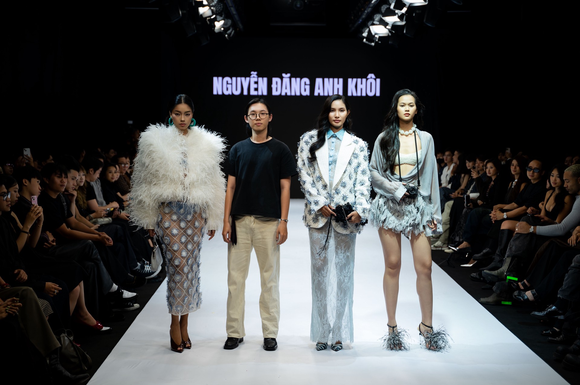 Hinh anh Bản sắc Việt họa nét đương đại trong VLU COLLECTIVE: K28TT UNFOLD 1