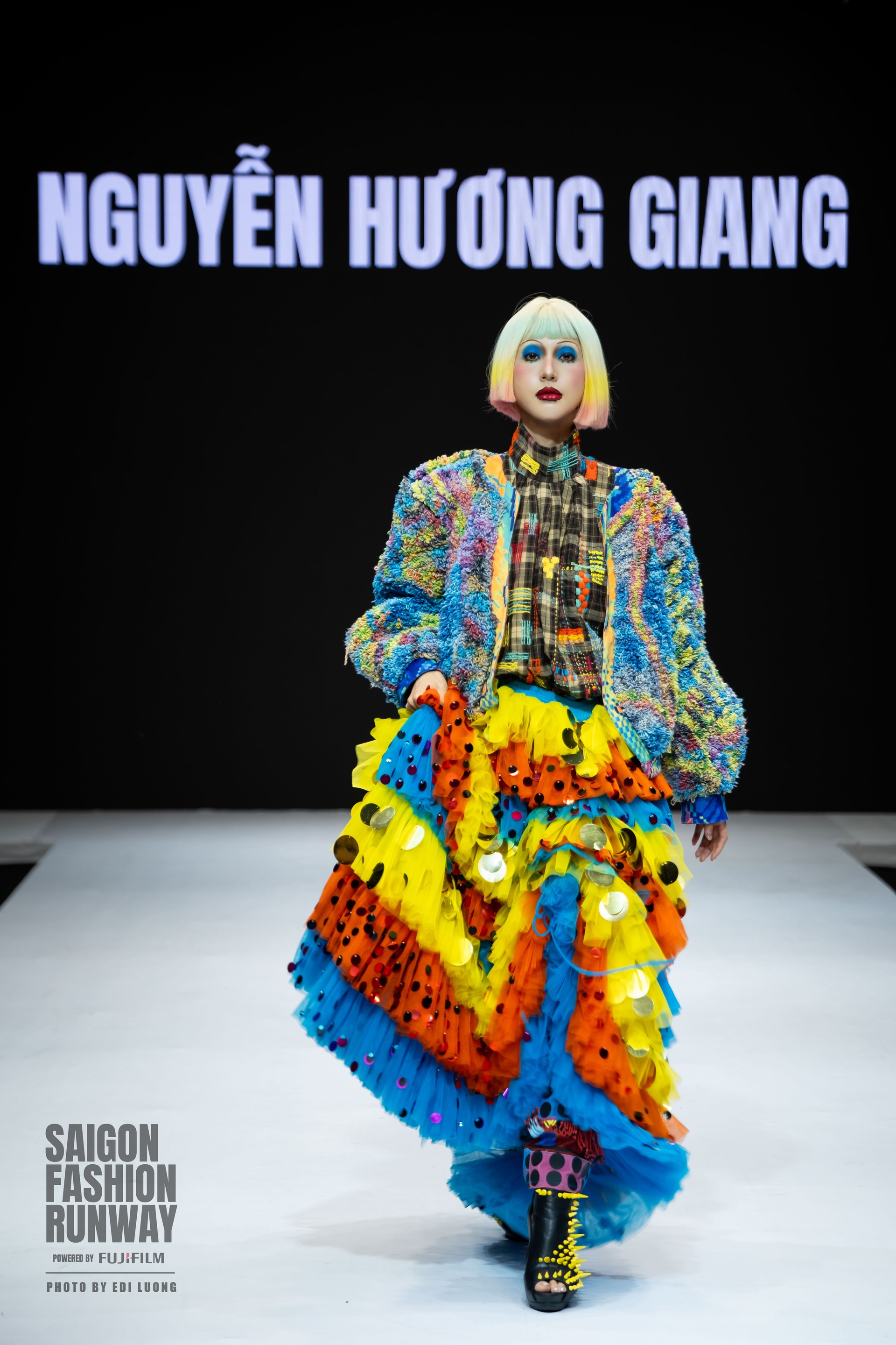 Hinh anh Bản sắc Việt họa nét đương đại trong VLU COLLECTIVE: K28TT UNFOLD 8