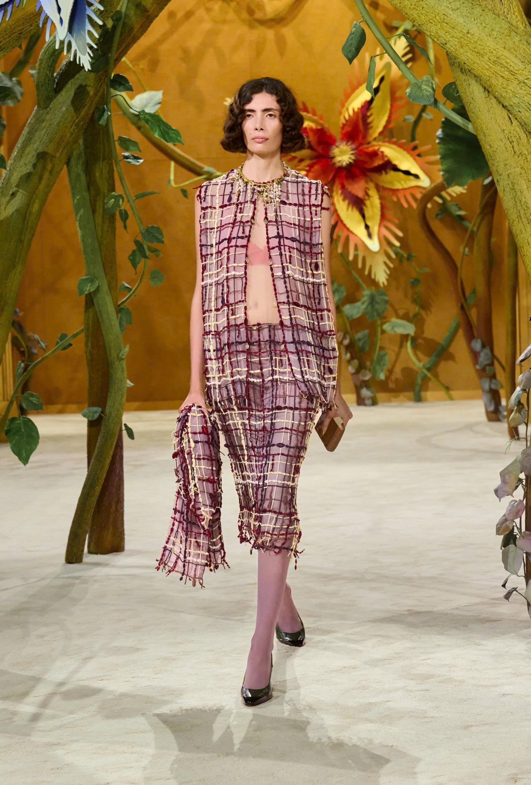 Hinh anh CHANEL Haute Couture FW26: “Kẻ mộng mơ” Matthieu Blazy kể chuyện cổ tích mang hình hài di sản 7
