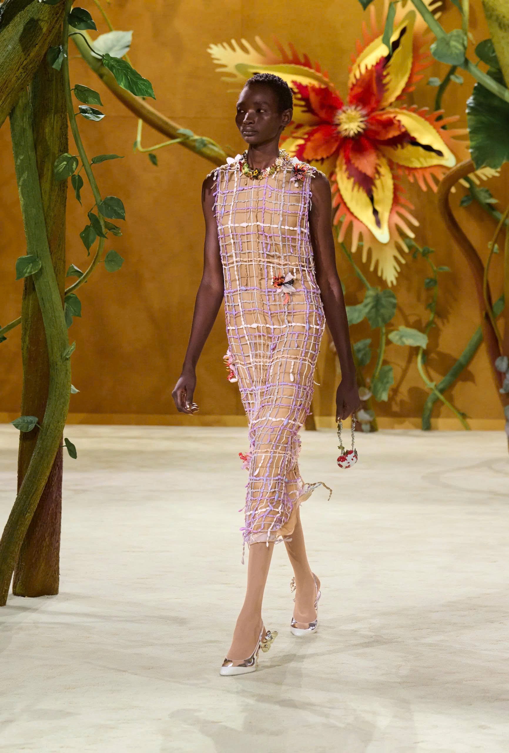 Hinh anh CHANEL Haute Couture FW26: “Kẻ mộng mơ” Matthieu Blazy kể chuyện cổ tích mang hình hài di sản  8