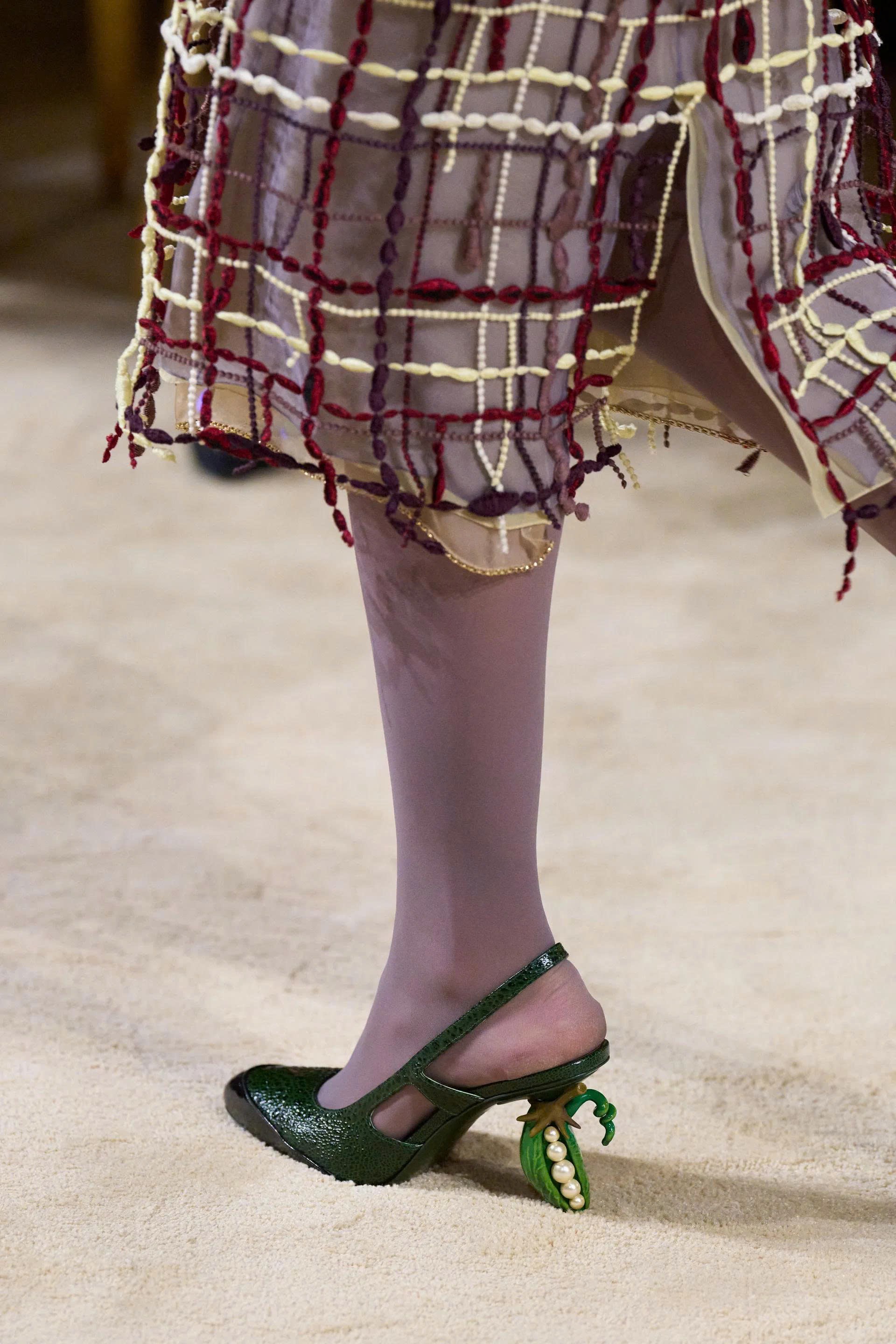 Hinh anh CHANEL Haute Couture FW26: “Kẻ mộng mơ” Matthieu Blazy kể chuyện cổ tích mang hình hài di sản  20