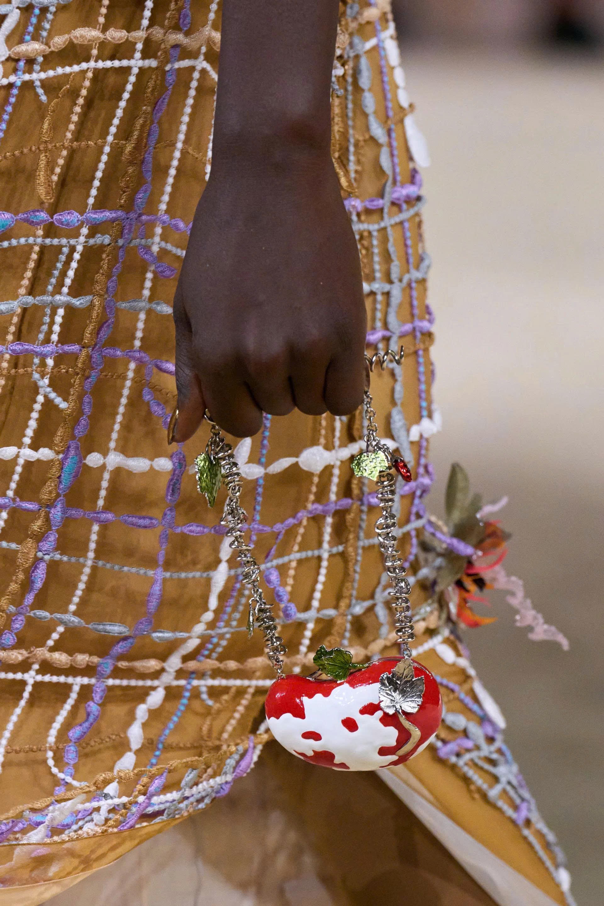 Hinh anh CHANEL Haute Couture FW26: “Kẻ mộng mơ” Matthieu Blazy kể chuyện cổ tích mang hình hài di sản  23