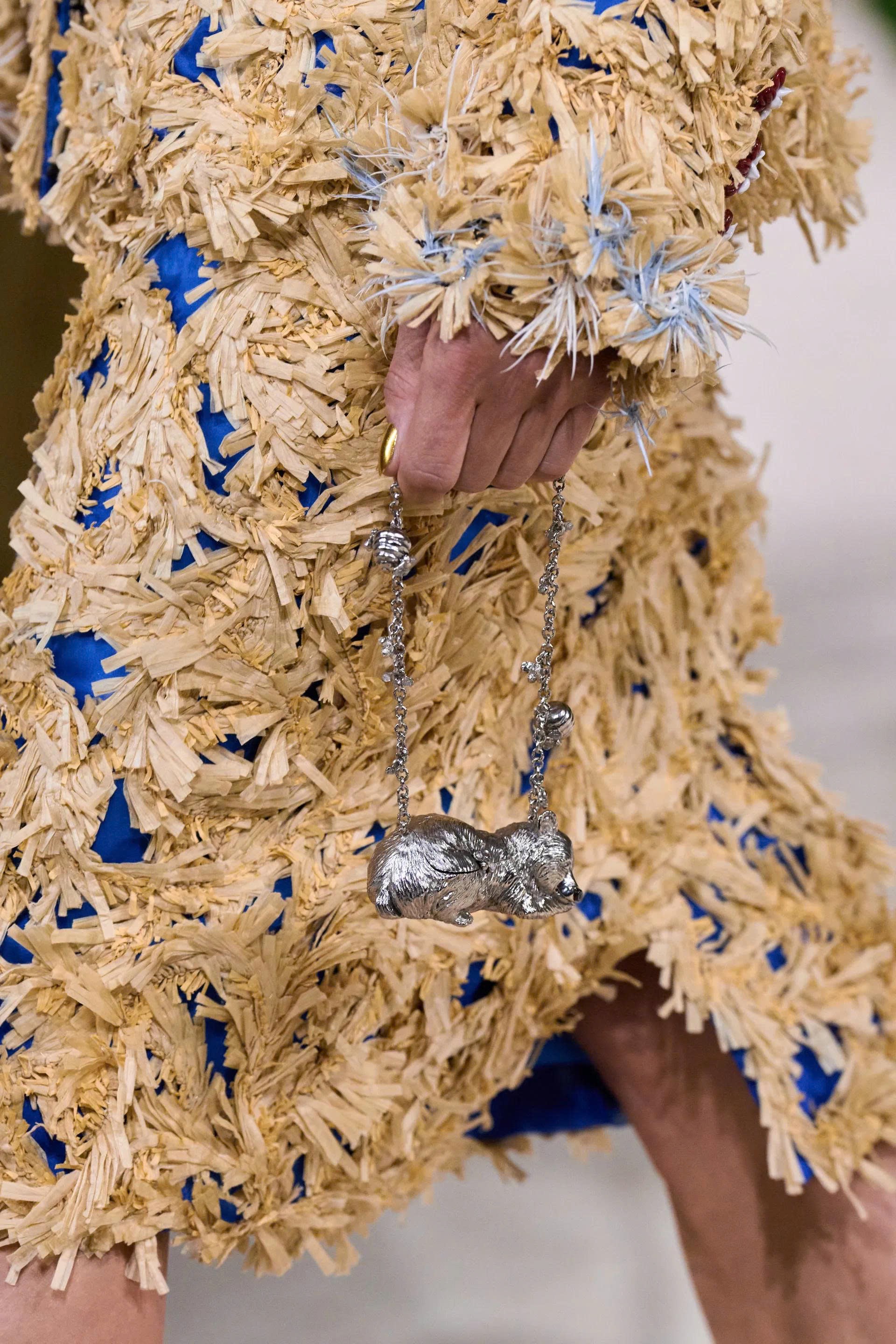 Hinh anh CHANEL Haute Couture FW26: “Kẻ mộng mơ” Matthieu Blazy kể chuyện cổ tích mang hình hài di sản  26