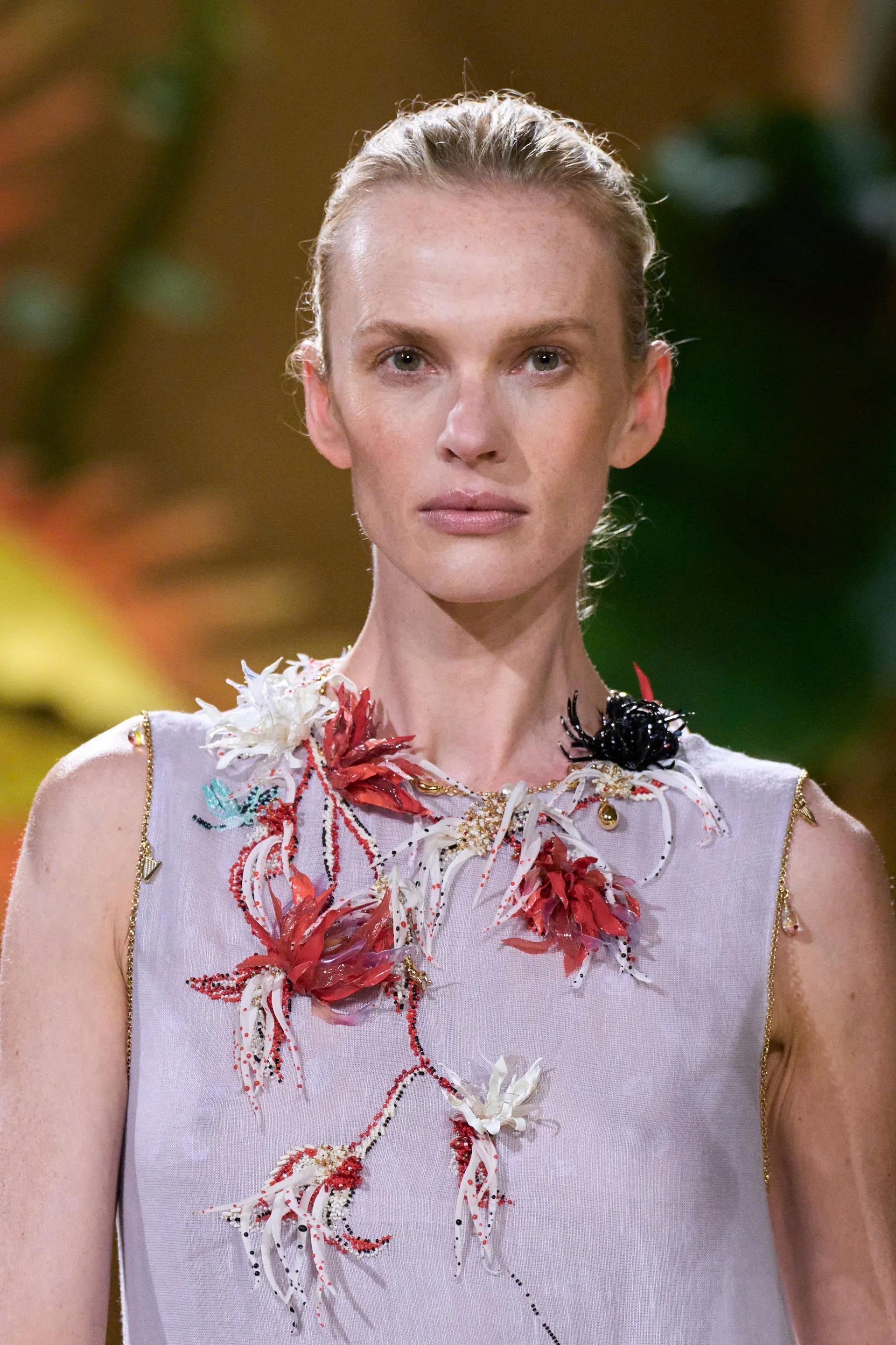 Hinh anh CHANEL Haute Couture FW26: “Kẻ mộng mơ” Matthieu Blazy kể chuyện cổ tích mang hình hài di sản  34