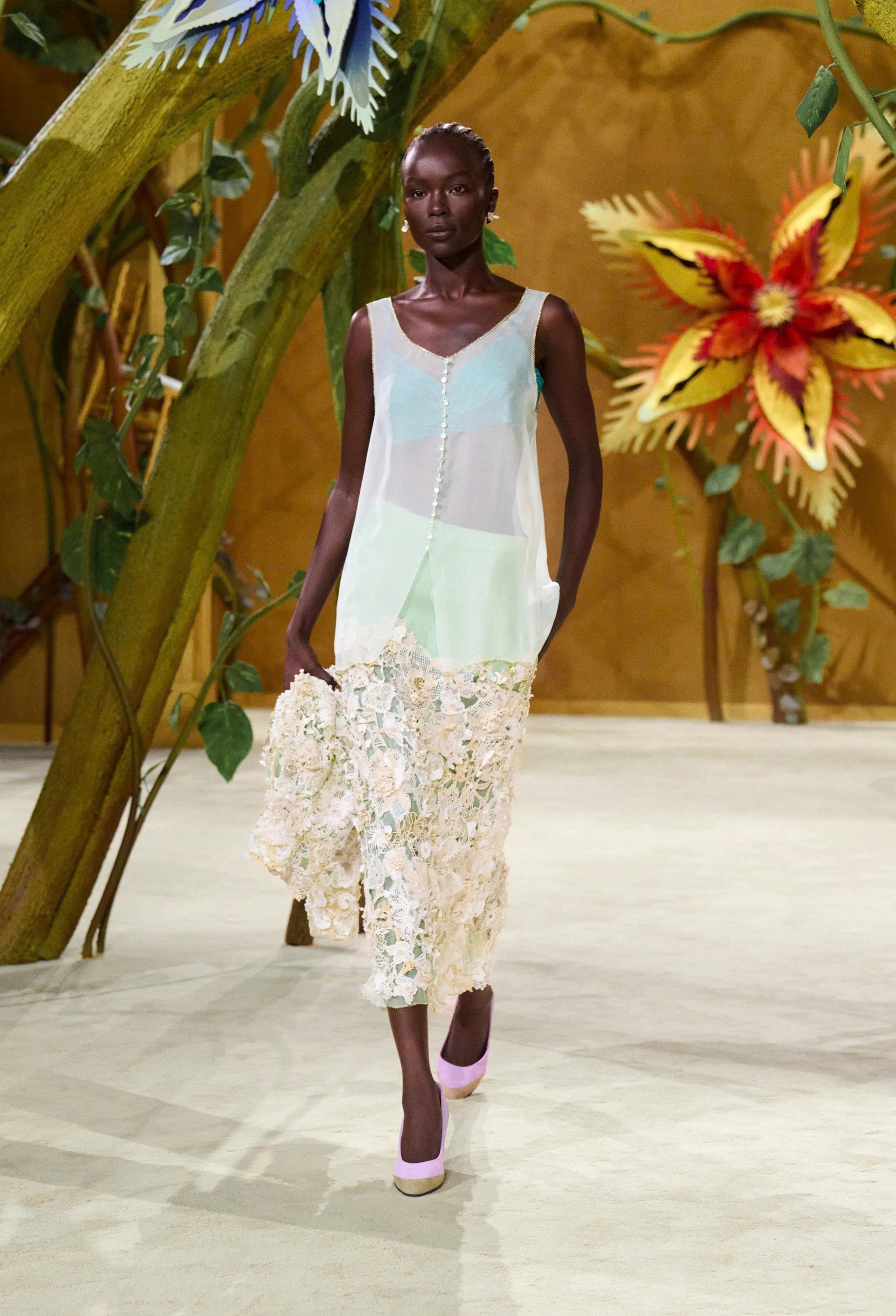 Hinh anh CHANEL Haute Couture FW26: “Kẻ mộng mơ” Matthieu Blazy kể chuyện cổ tích mang hình hài di sản 38