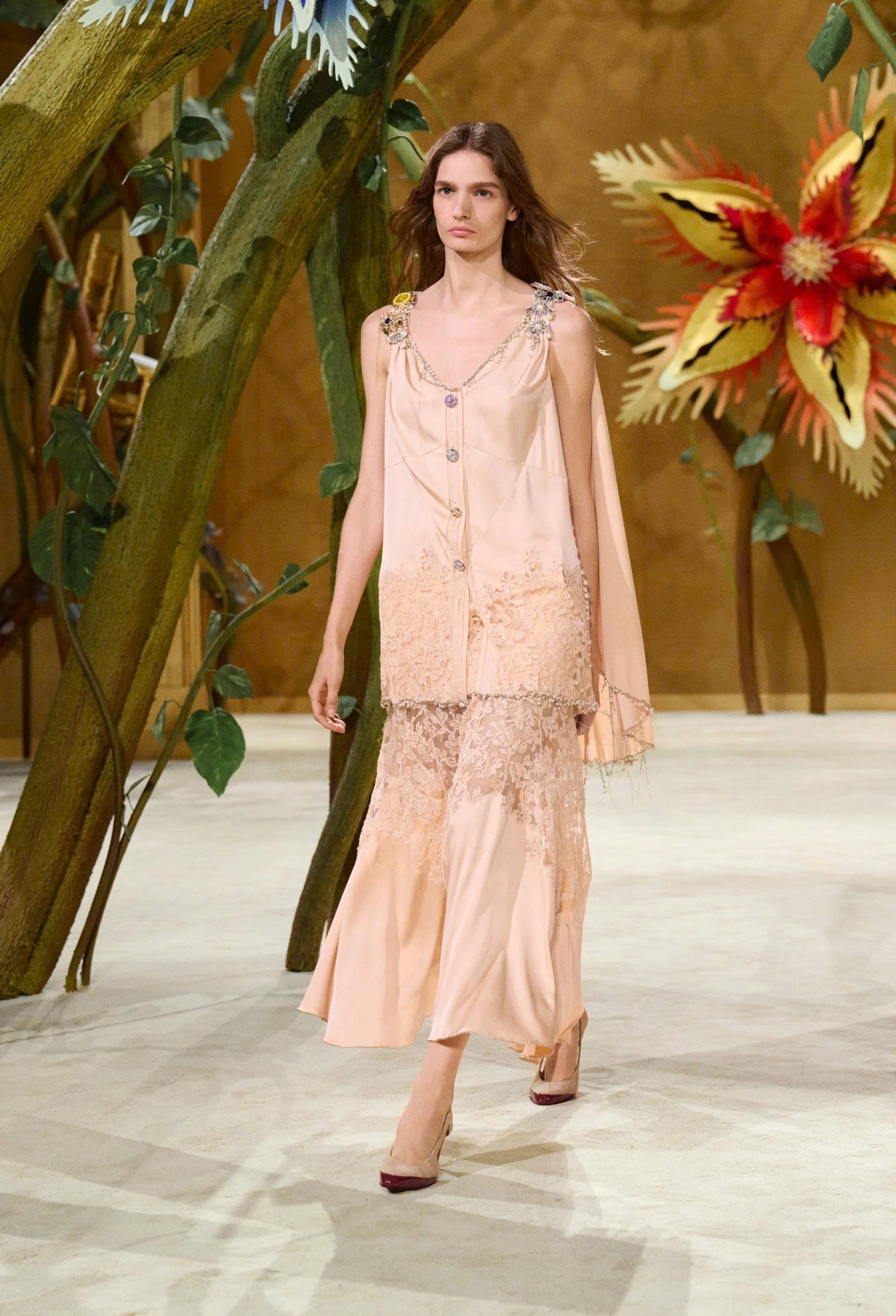 Hinh anh CHANEL Haute Couture FW26: “Kẻ mộng mơ” Matthieu Blazy kể chuyện cổ tích mang hình hài di sản  45