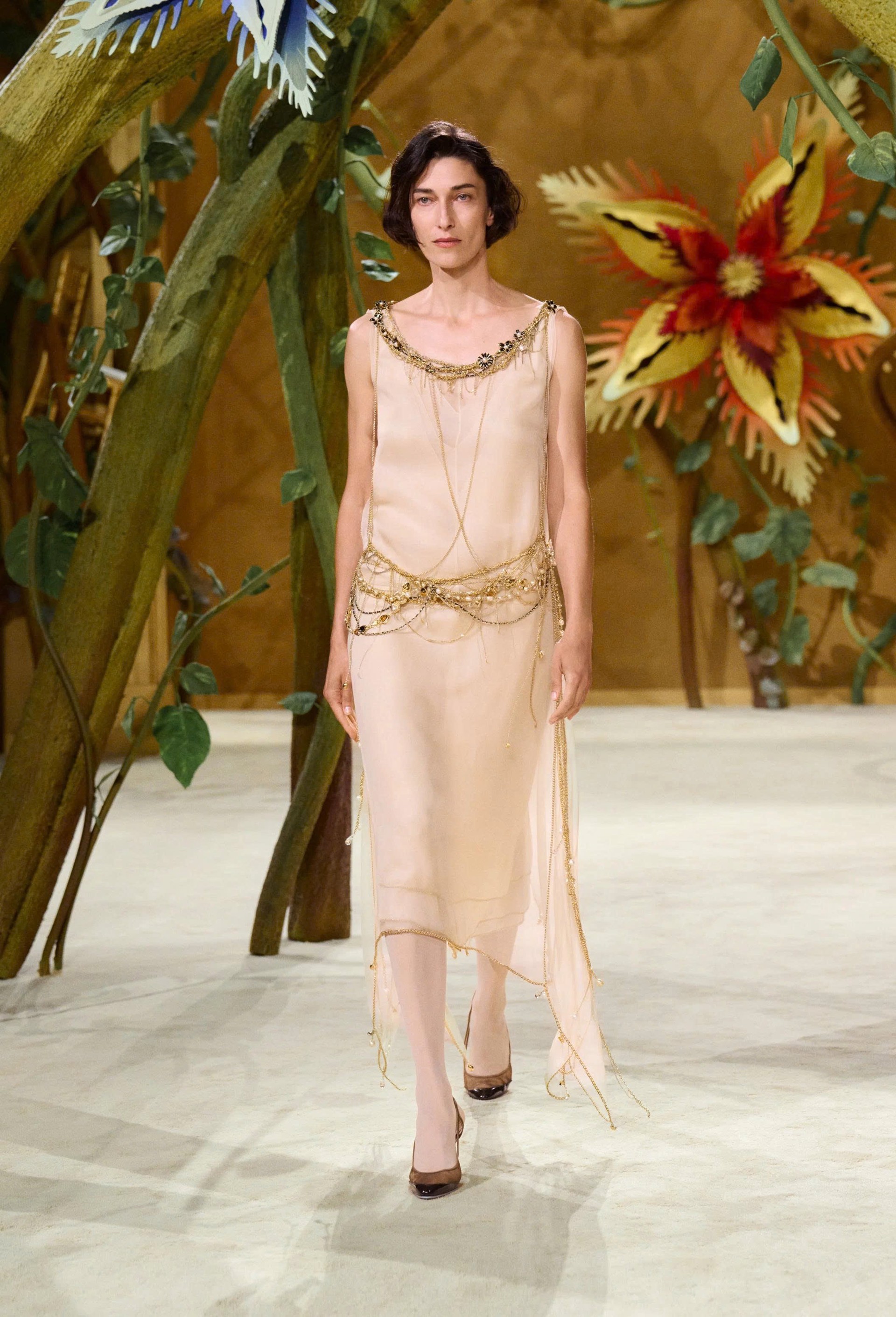 Hinh anh CHANEL Haute Couture FW26: “Kẻ mộng mơ” Matthieu Blazy kể chuyện cổ tích mang hình hài di sản  44