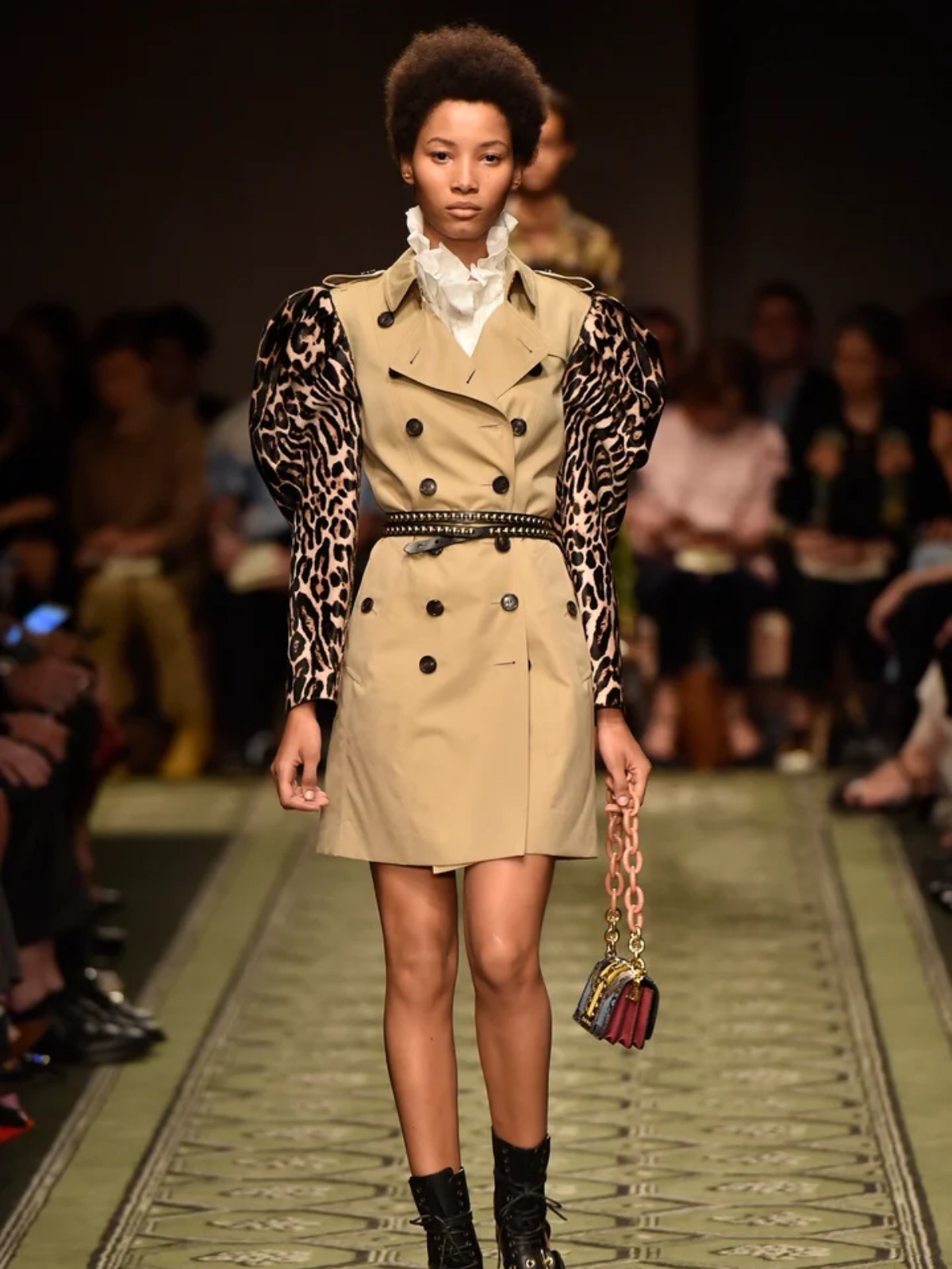 Hinh anh Trench coat: Chiếc áo bước ra từ khói lửa chiến tranh của Burberry 25