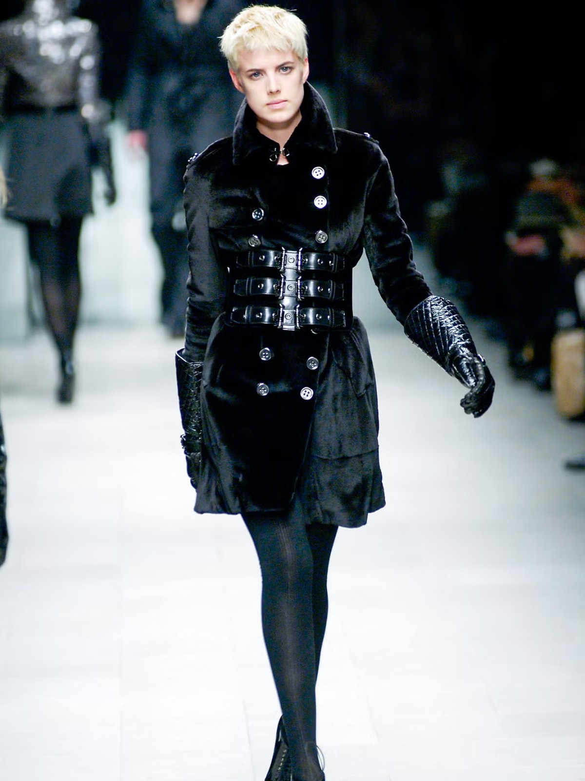 Hinh anh Trench coat: Chiếc áo bước ra từ khói lửa chiến tranh của Burberry 24