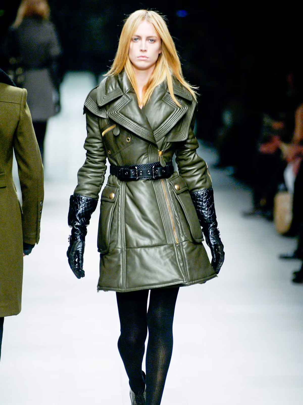 Hinh anh Trench coat: Chiếc áo bước ra từ khói lửa chiến tranh của Burberry 22