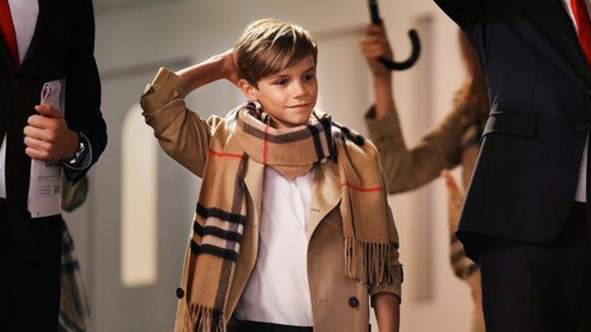 Hinh anh Trench coat: Chiếc áo bước ra từ khói lửa chiến tranh của Burberry 32