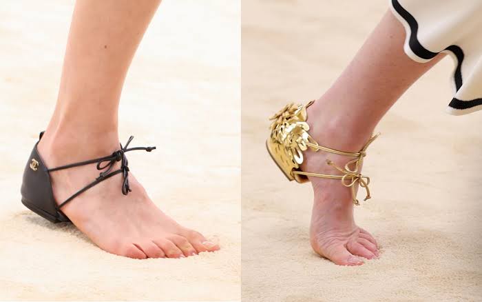 Hinh anh CHANEL, Margaret Qualley và sự trỗi dậy của những đôi giày “có như không” 3