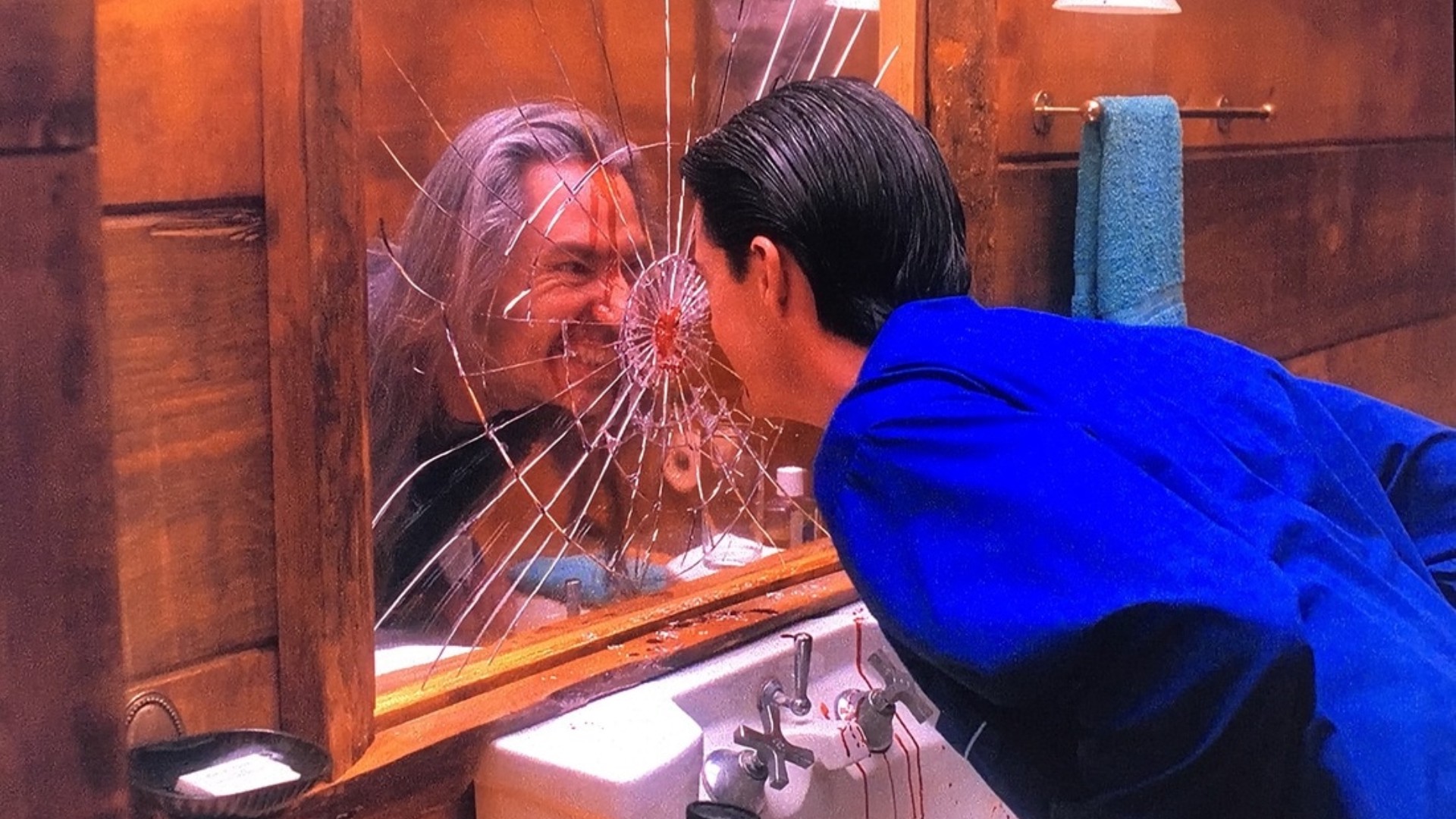 Hinh anh Vì sao thời trang mãi mê đắm vũ trụ điện ảnh của David Lynch? 24