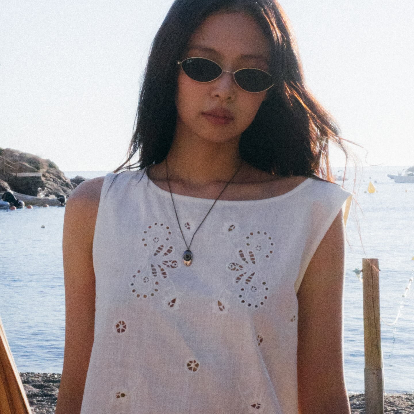 Hinh anh Cơn cảm nắng nhất thời trong "Less Than A Lover" của Jennie 12