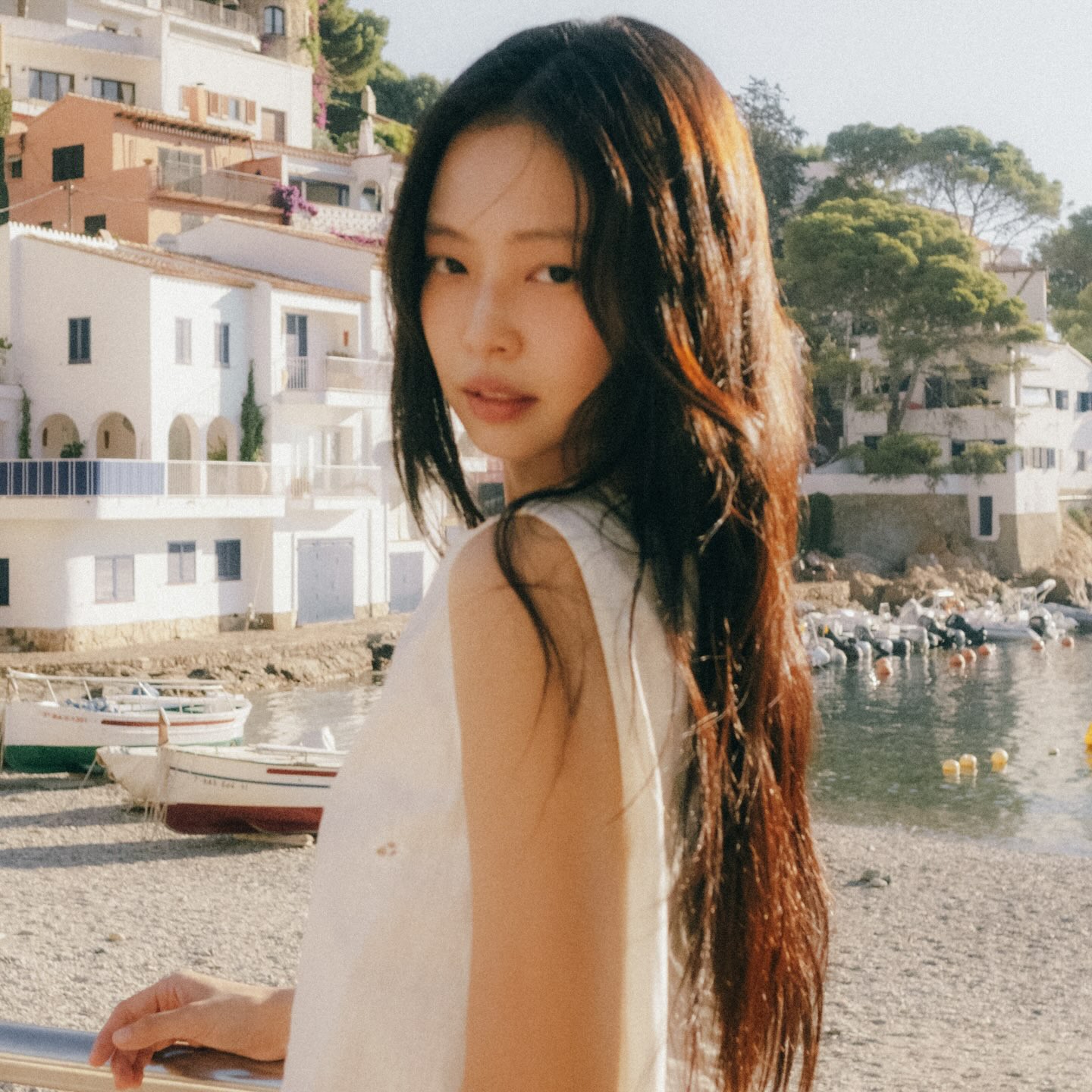 Hinh anh Cơn cảm nắng nhất thời trong "Less Than A Lover" của Jennie 13