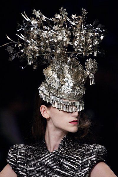 Hinh anh Isabella Blow: Những chiếc nón, biên tập viên và một nàng thơ vĩnh cữu 13