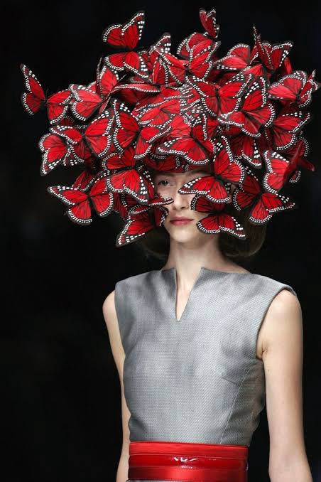 Hinh anh Isabella Blow: Những chiếc nón, biên tập viên và một nàng thơ vĩnh cữu 12