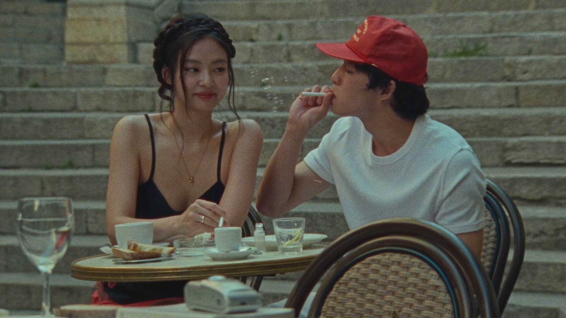 Hinh anh Cơn cảm nắng nhất thời trong "Less Than A Lover" của Jennie 4