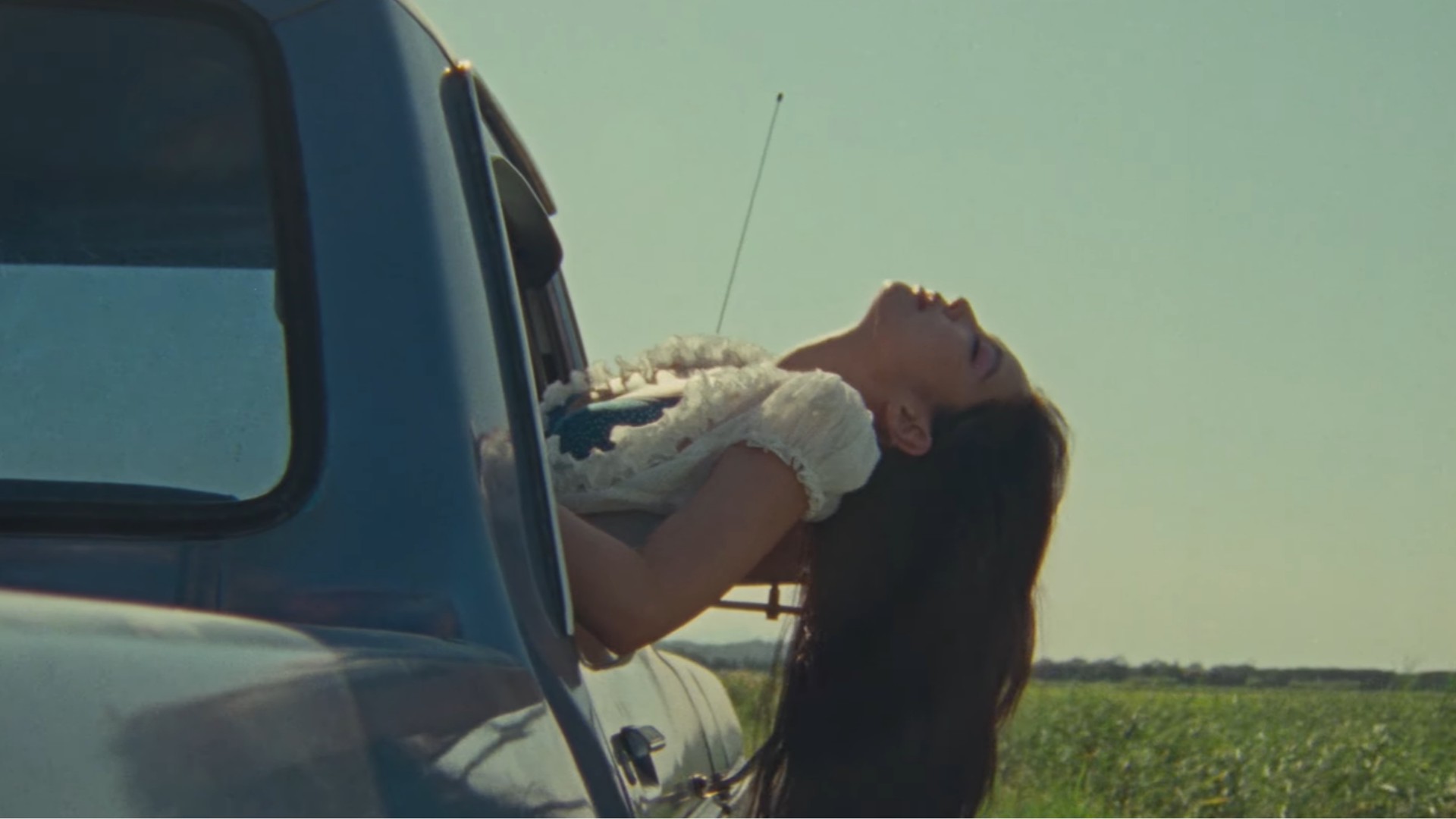 Hinh anh Cơn cảm nắng nhất thời trong "Less Than A Lover" của Jennie 9
