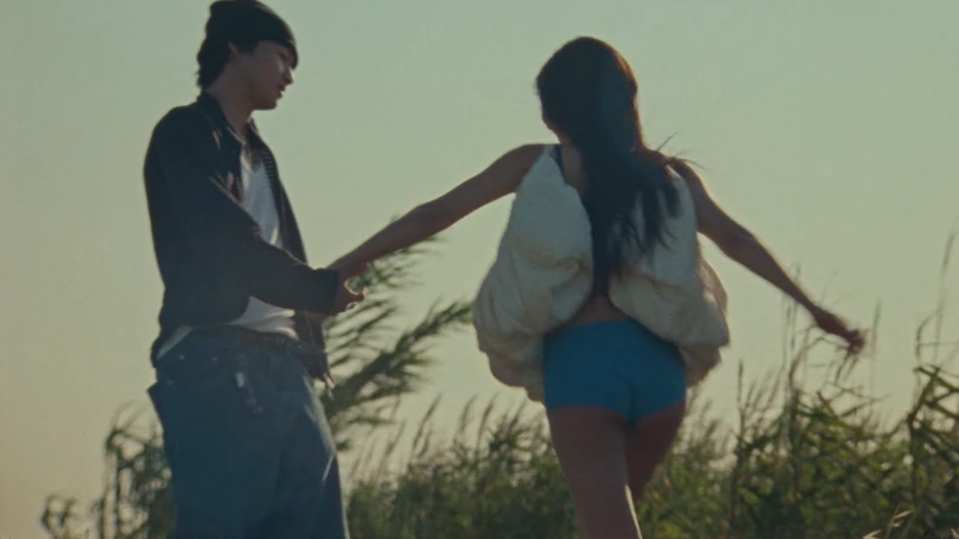 Hinh anh Cơn cảm nắng nhất thời trong "Less Than A Lover" của Jennie 8