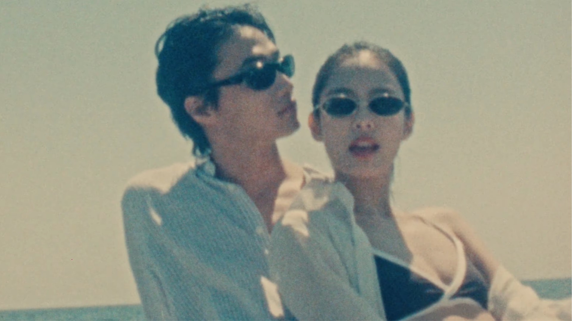 Hinh anh Cơn cảm nắng nhất thời trong "Less Than A Lover" của Jennie 11