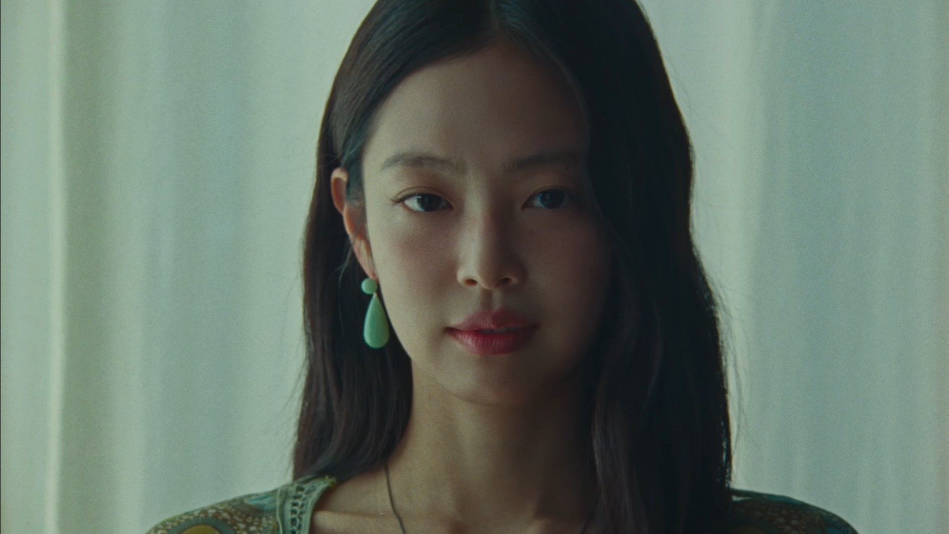 Hinh anh Cơn cảm nắng nhất thời trong "Less Than A Lover" của Jennie 14