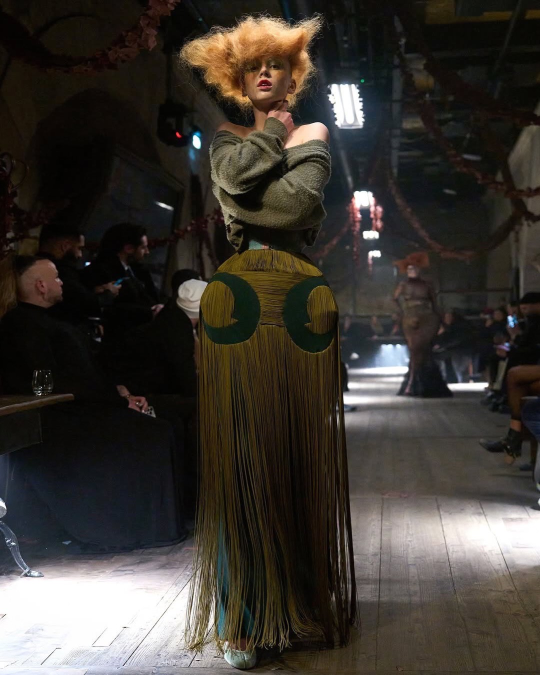 Hinh anh Trước khi cánh cửa Met khép lại, “đứa trẻ hư” John Galliano đã thắp sáng tàn tích Haute Couture 57