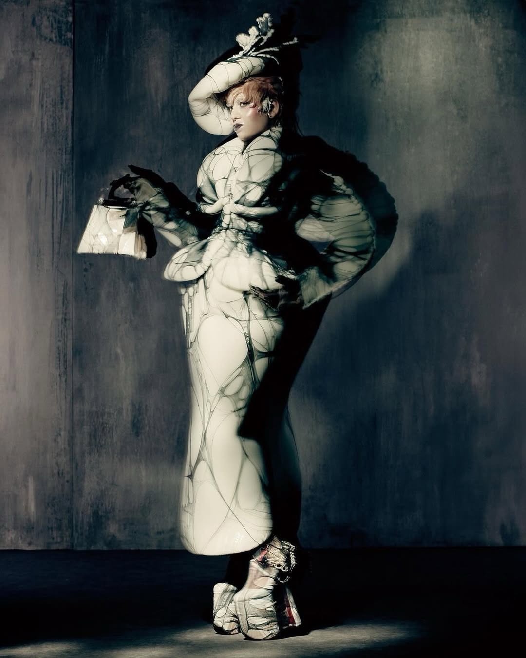 Hinh anh Trước khi cánh cửa Met khép lại, “đứa trẻ hư” John Galliano đã thắp sáng tàn tích Haute Couture 55
