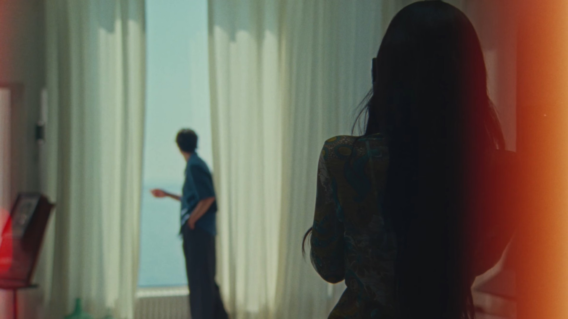Hinh anh Cơn cảm nắng nhất thời trong "Less Than A Lover" của Jennie 2