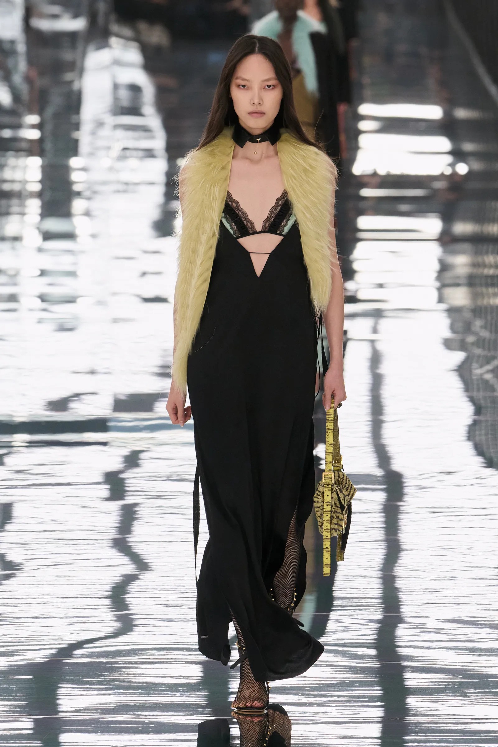 Hinh anh Fendi Xuân Hè 2027: Lạc bước qua tấm gương soi 9
