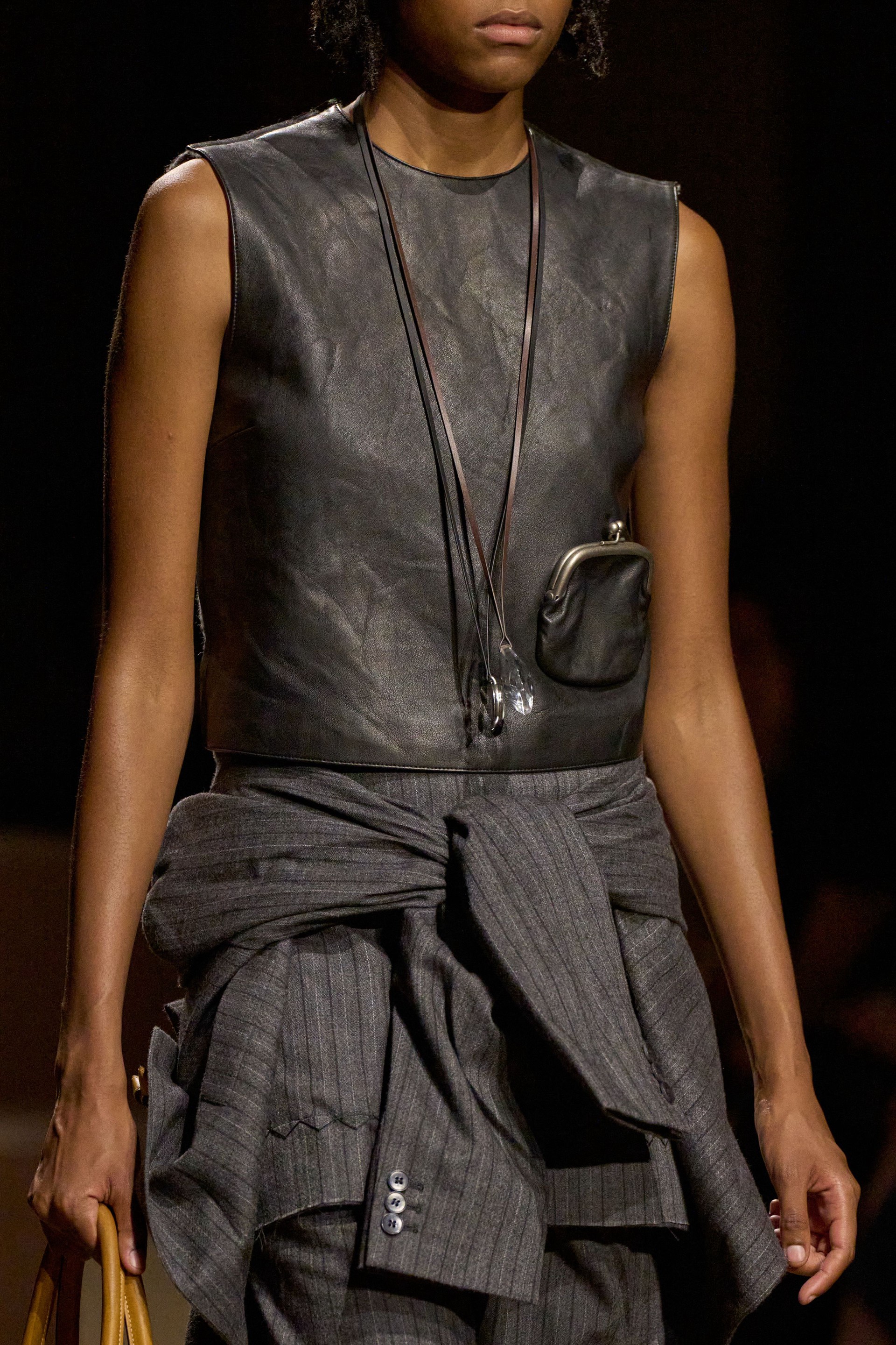 Hinh anh Xu hướng Phụ kiện NYFW Xuân Hè 2027: Lời khai từ với chủ nghĩa tối giản 9