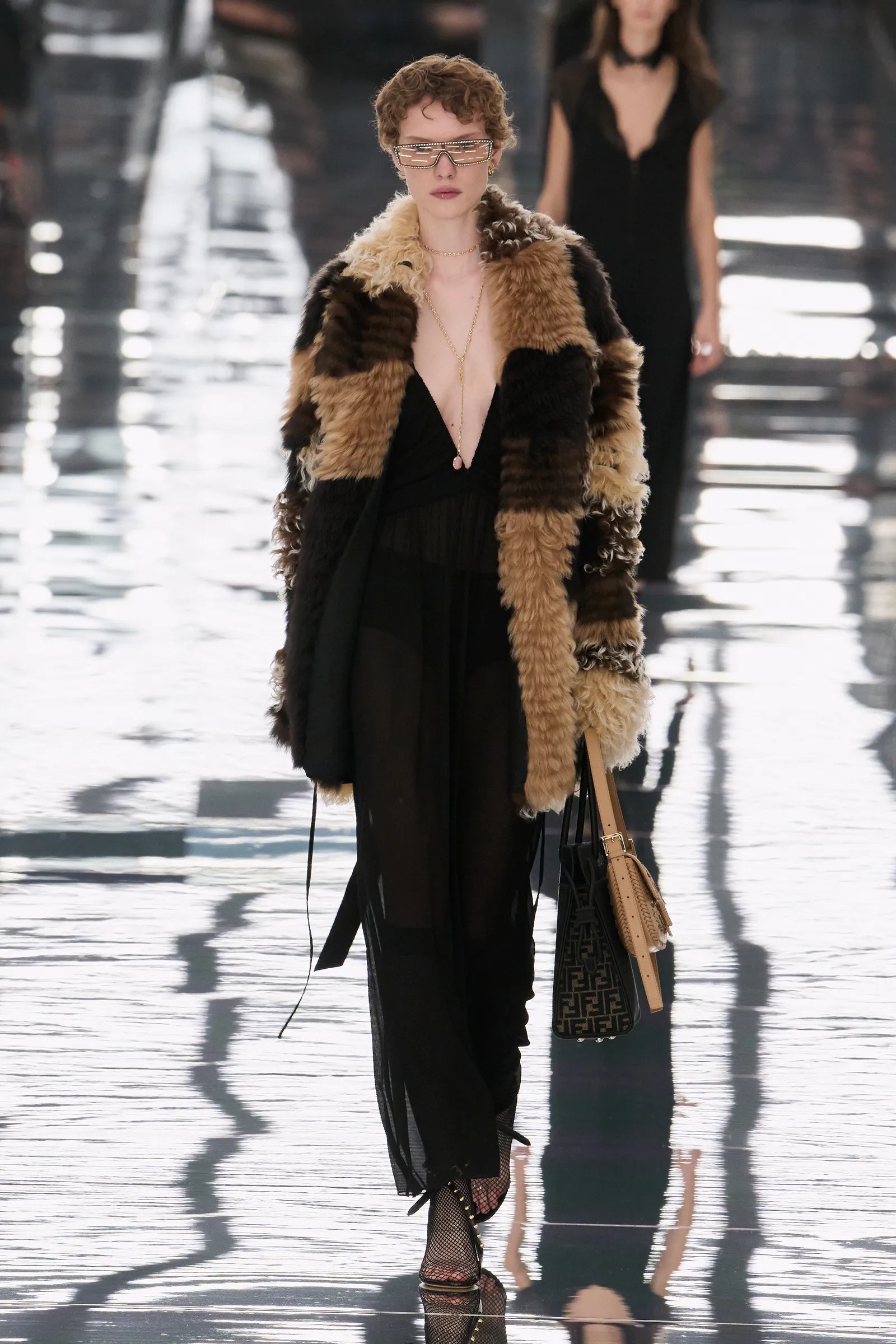 Hinh anh Fendi Xuân Hè 2027: Lạc bước qua tấm gương soi 15