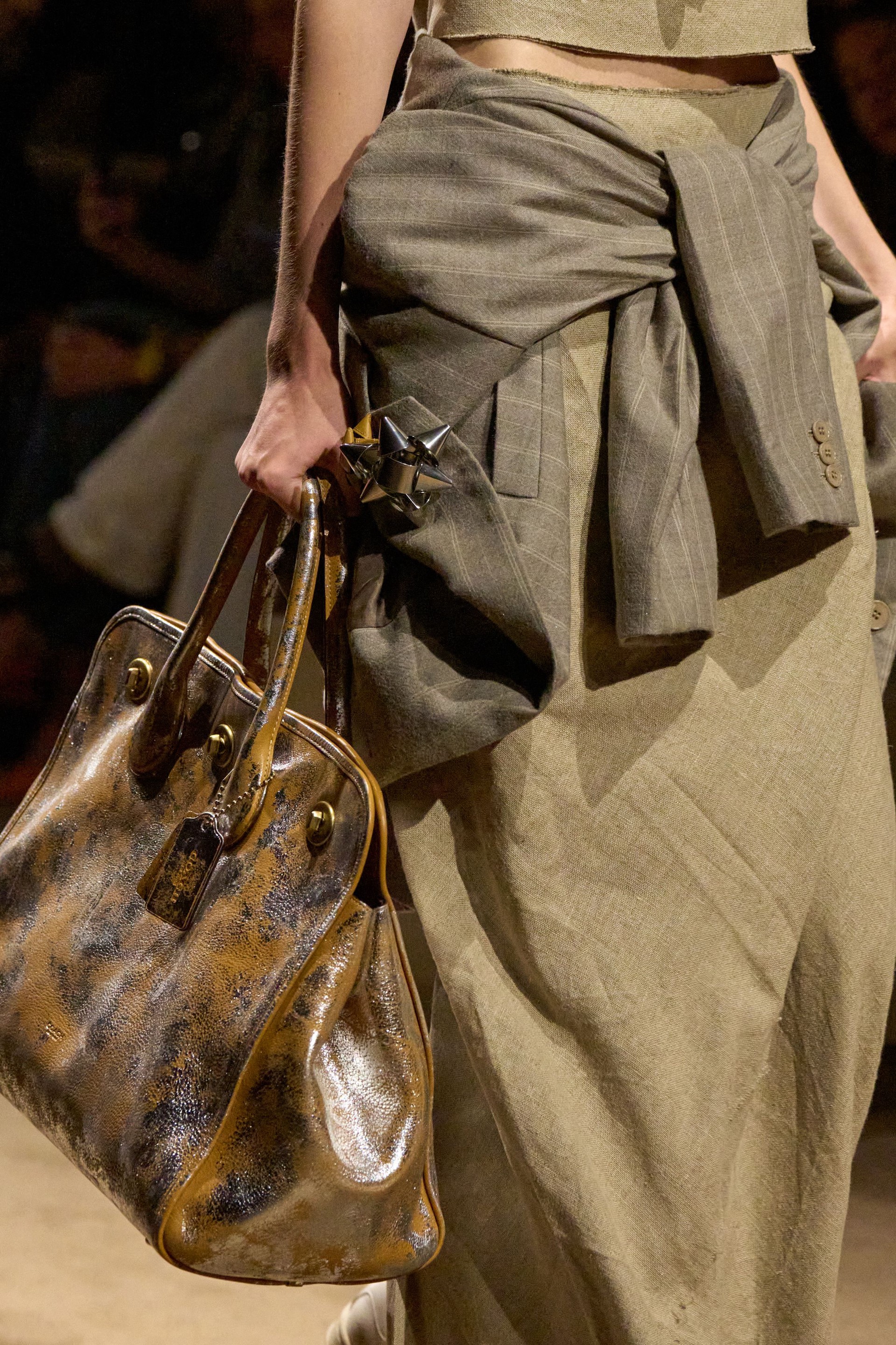 Hinh anh Xu hướng Phụ kiện NYFW Xuân Hè 2027: Lời khai từ với chủ nghĩa tối giản 10