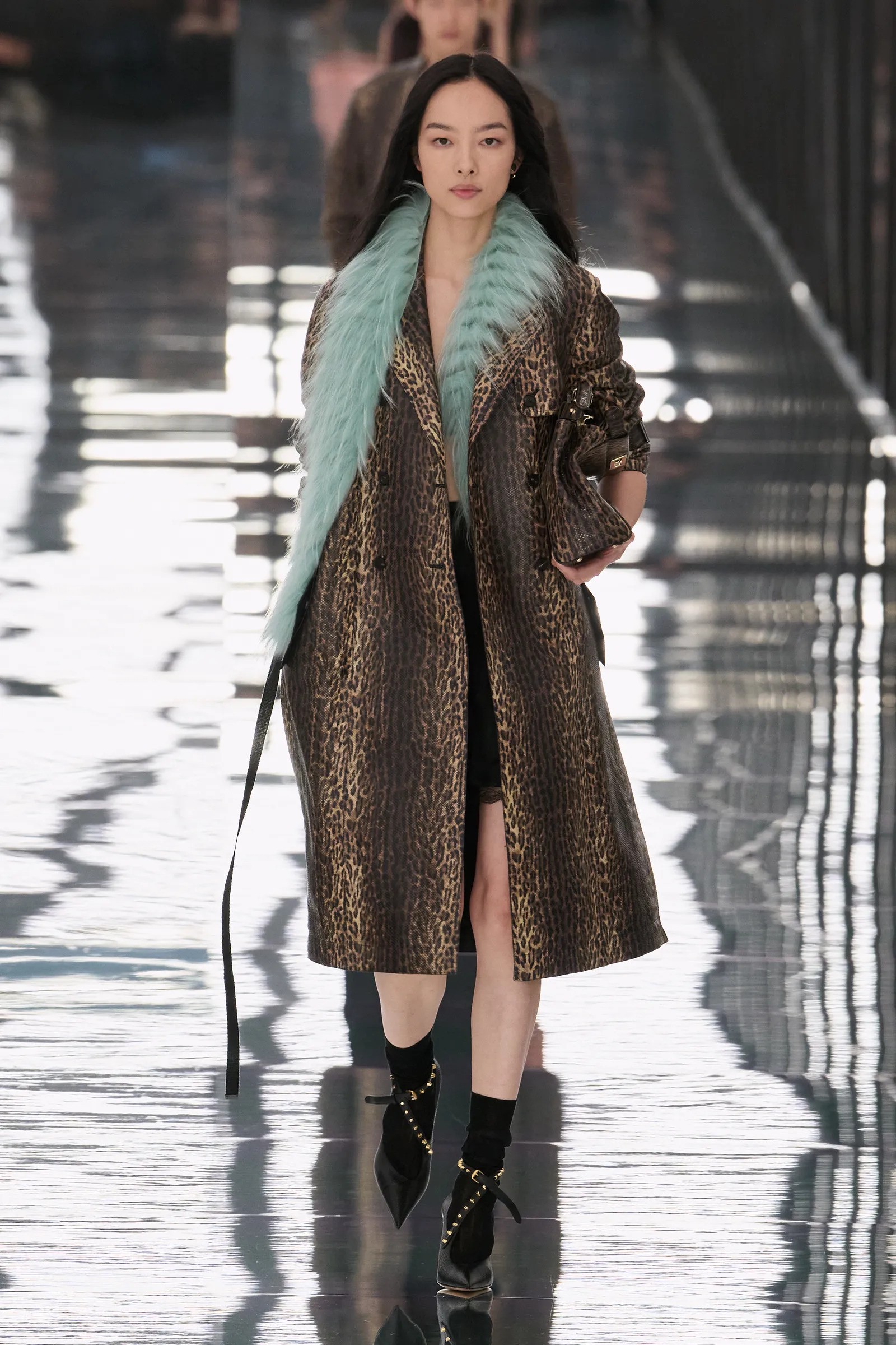 Hinh anh Fendi Xuân Hè 2027: Lạc bước qua tấm gương soi 10
