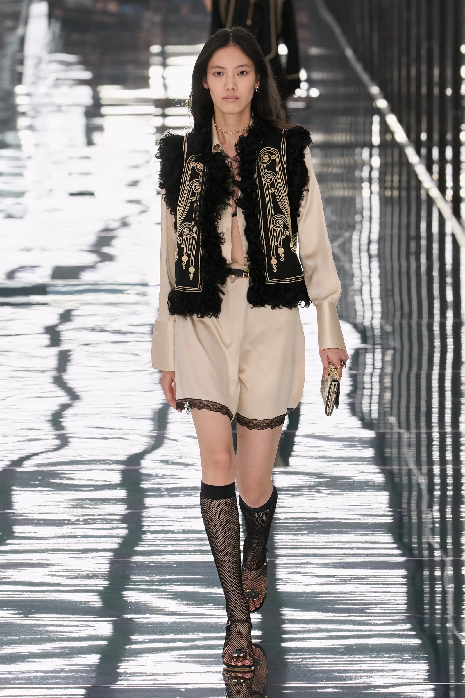 Hinh anh Fendi Xuân Hè 2027: Lạc bước qua tấm gương soi 6