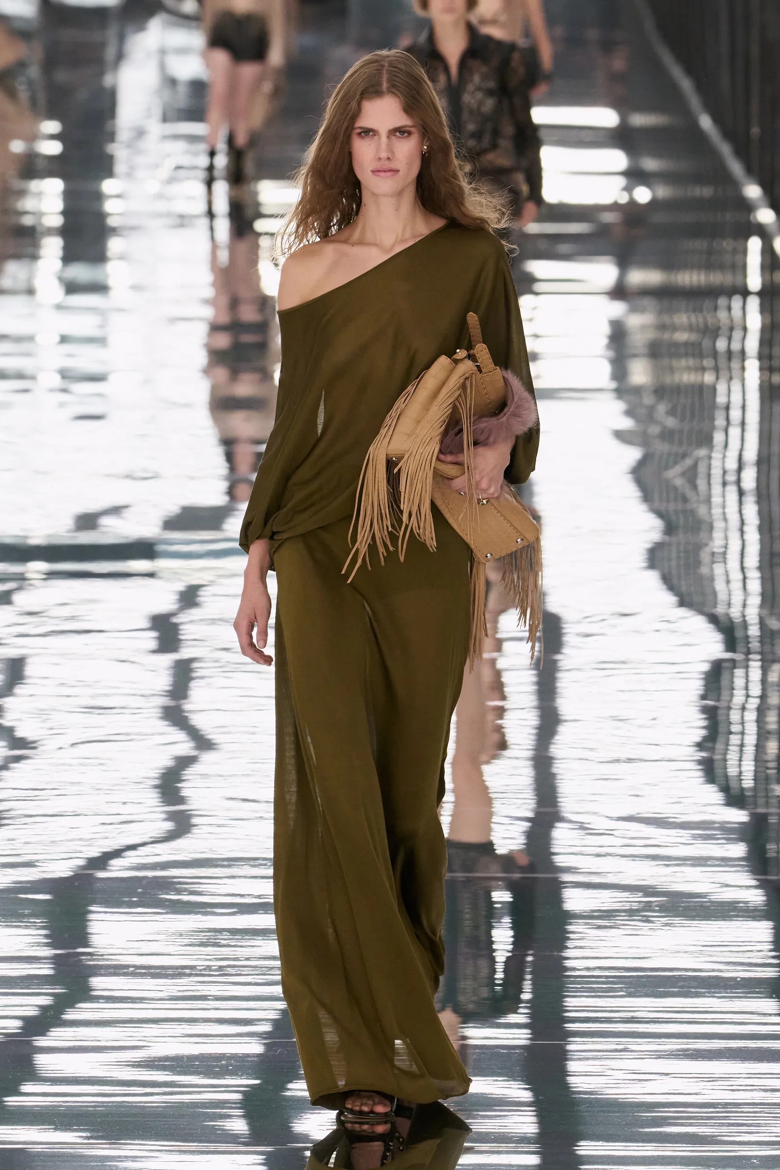 Hinh anh Fendi Xuân Hè 2027: Lạc bước qua tấm gương soi 8