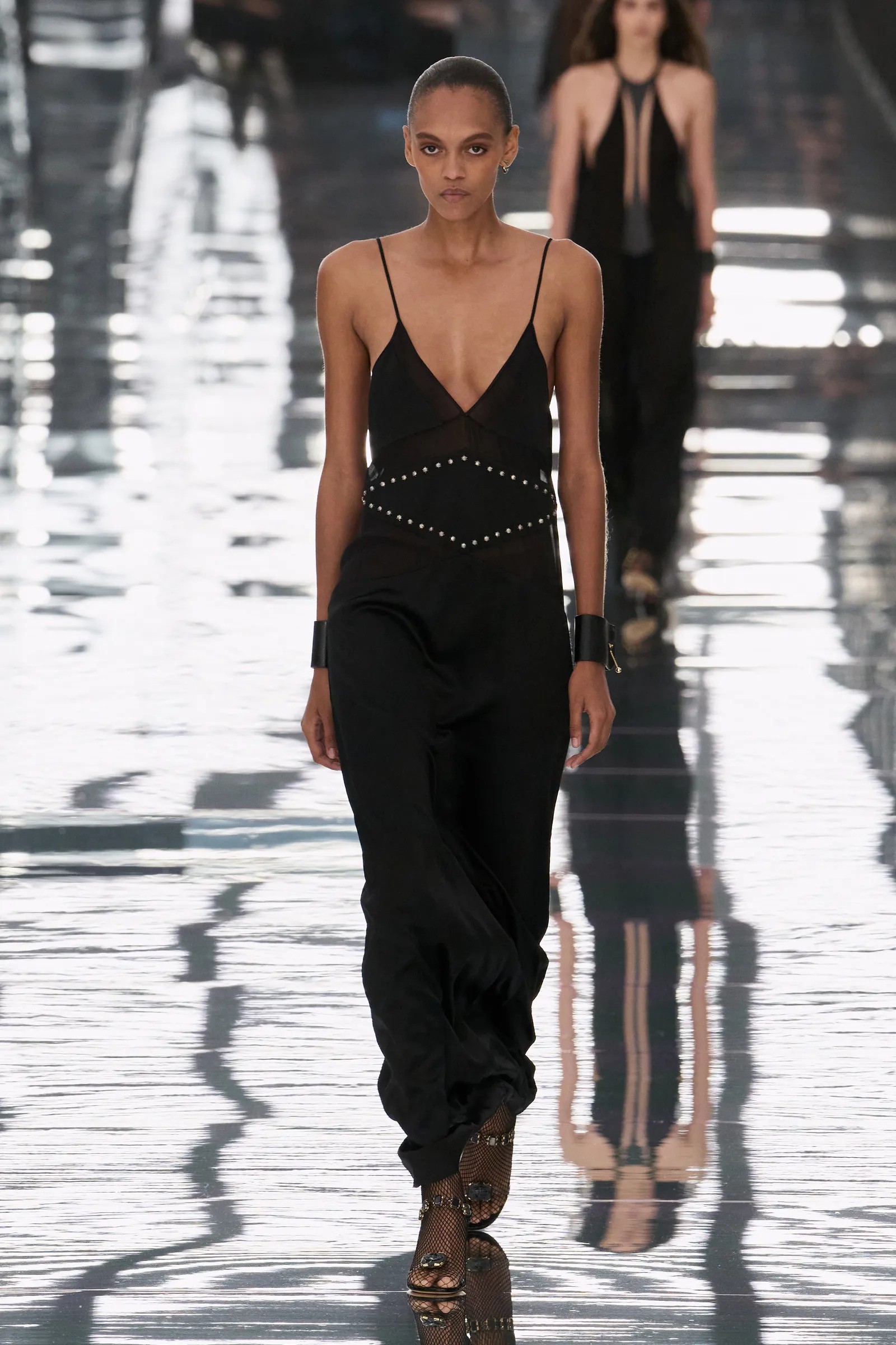 Hinh anh Fendi Xuân Hè 2027: Lạc bước qua tấm gương soi 20