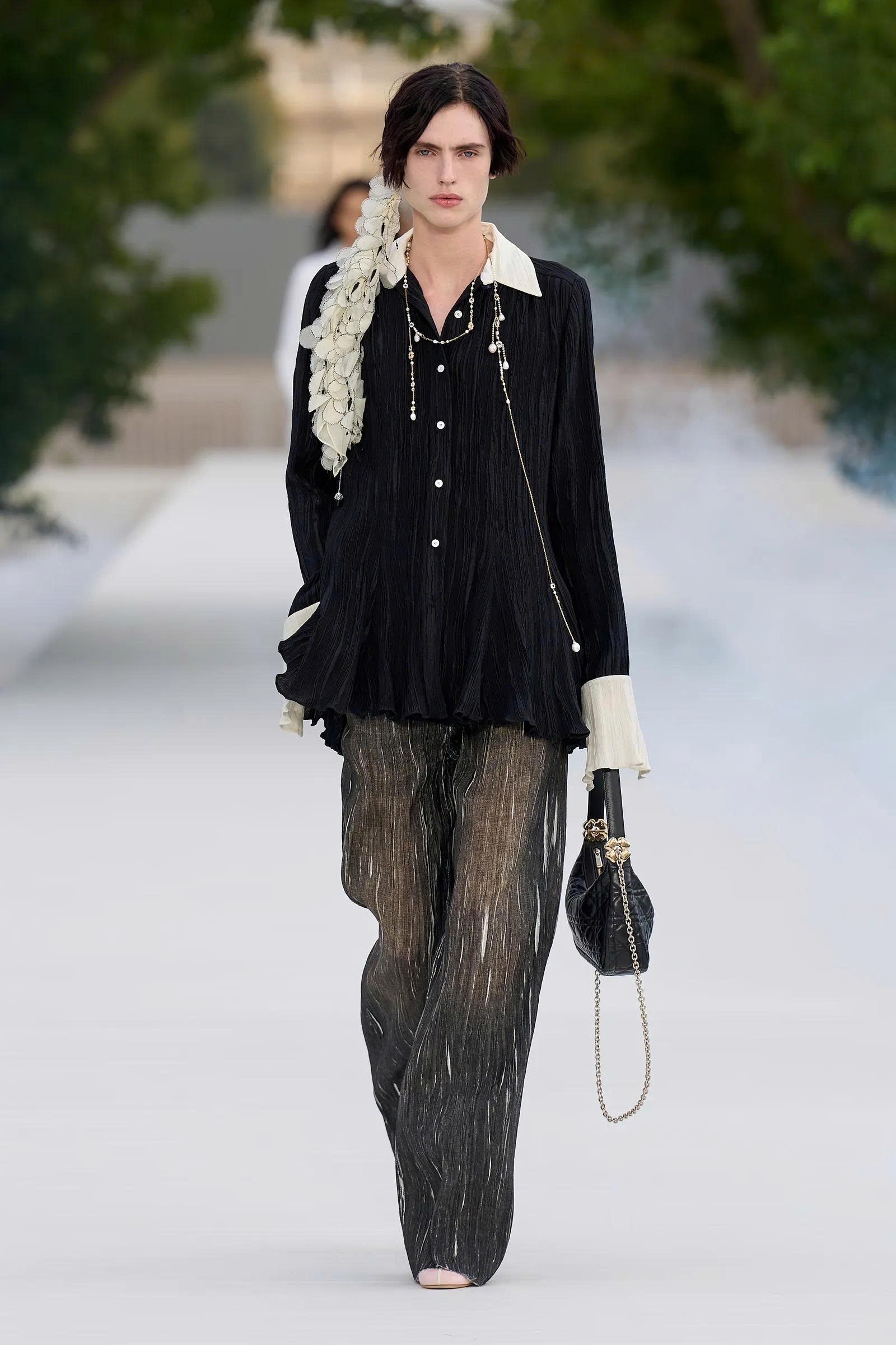 Hinh anh Dior Women's Spring/Summer 2027: Tìm thấy vẻ đẹp trong những bất toàn của tự nhiên 15