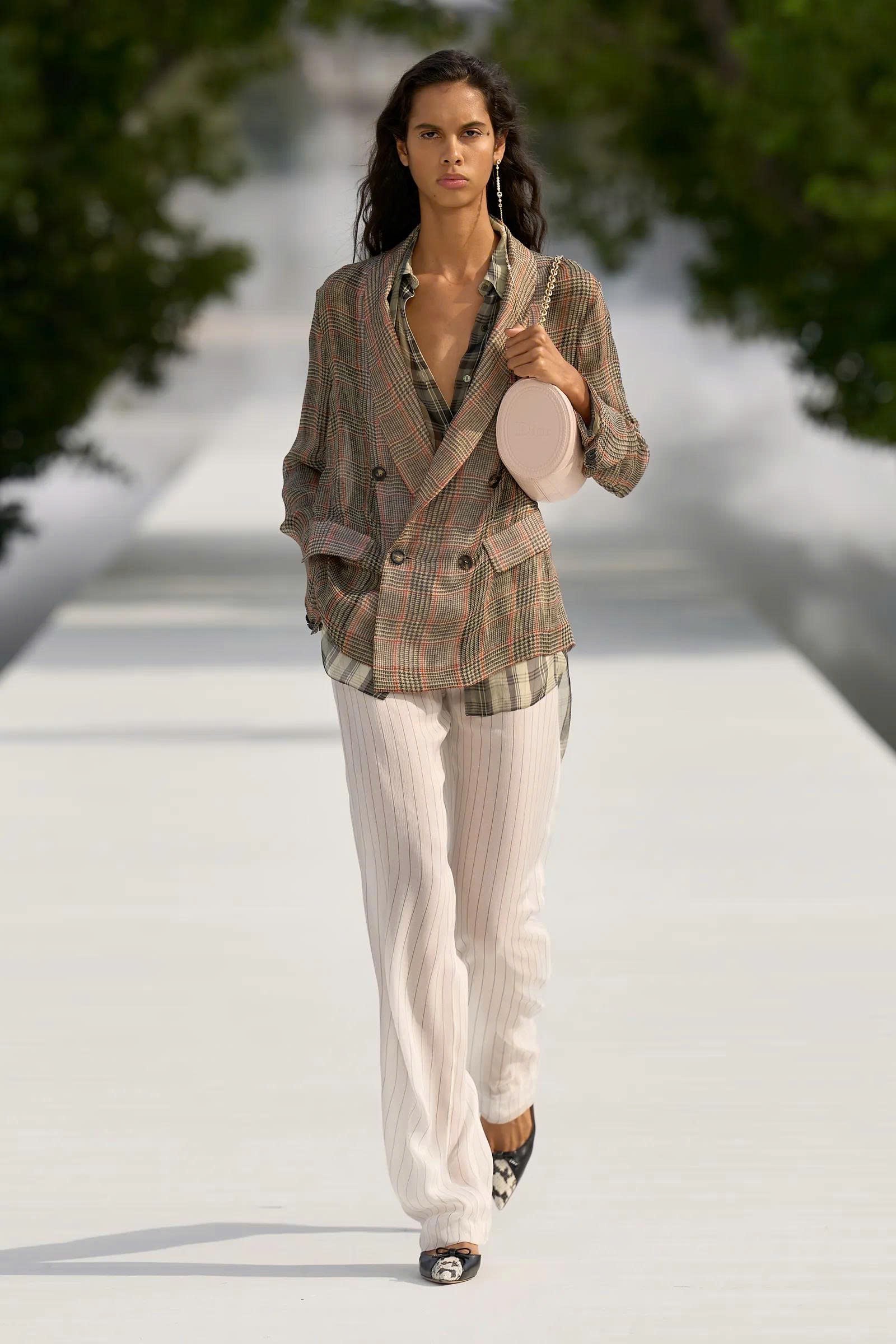 Hinh anh Dior Women's Spring/Summer 2027: Tìm thấy vẻ đẹp trong những bất toàn của tự nhiên 10