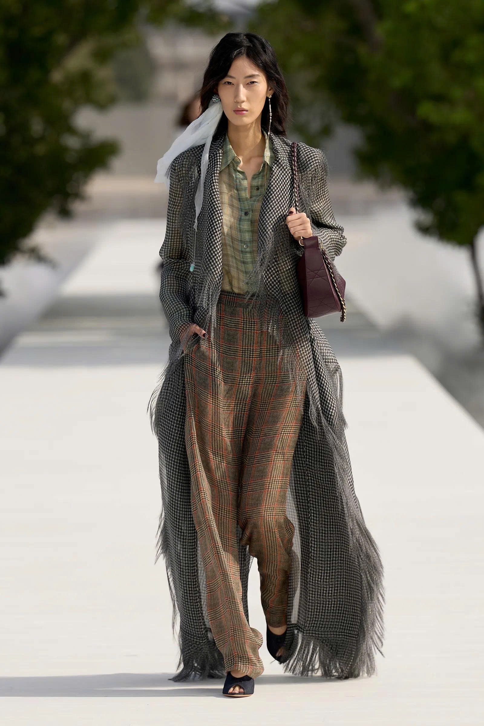 Hinh anh Dior Women's Spring/Summer 2027: Tìm thấy vẻ đẹp trong những bất toàn của tự nhiên 24