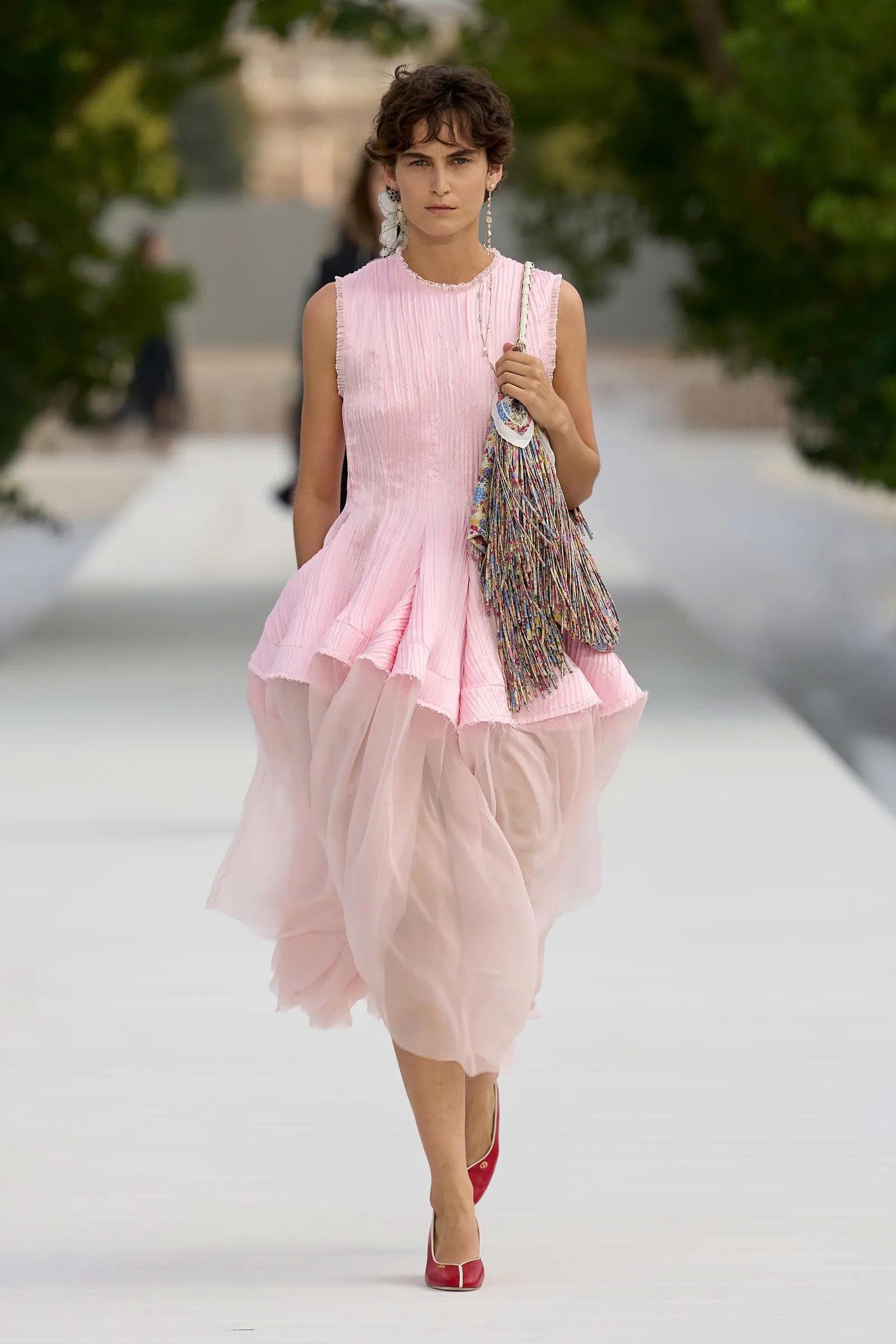 Hinh anh Dior Women's Spring/Summer 2027: Tìm thấy vẻ đẹp trong những bất toàn của tự nhiên 22