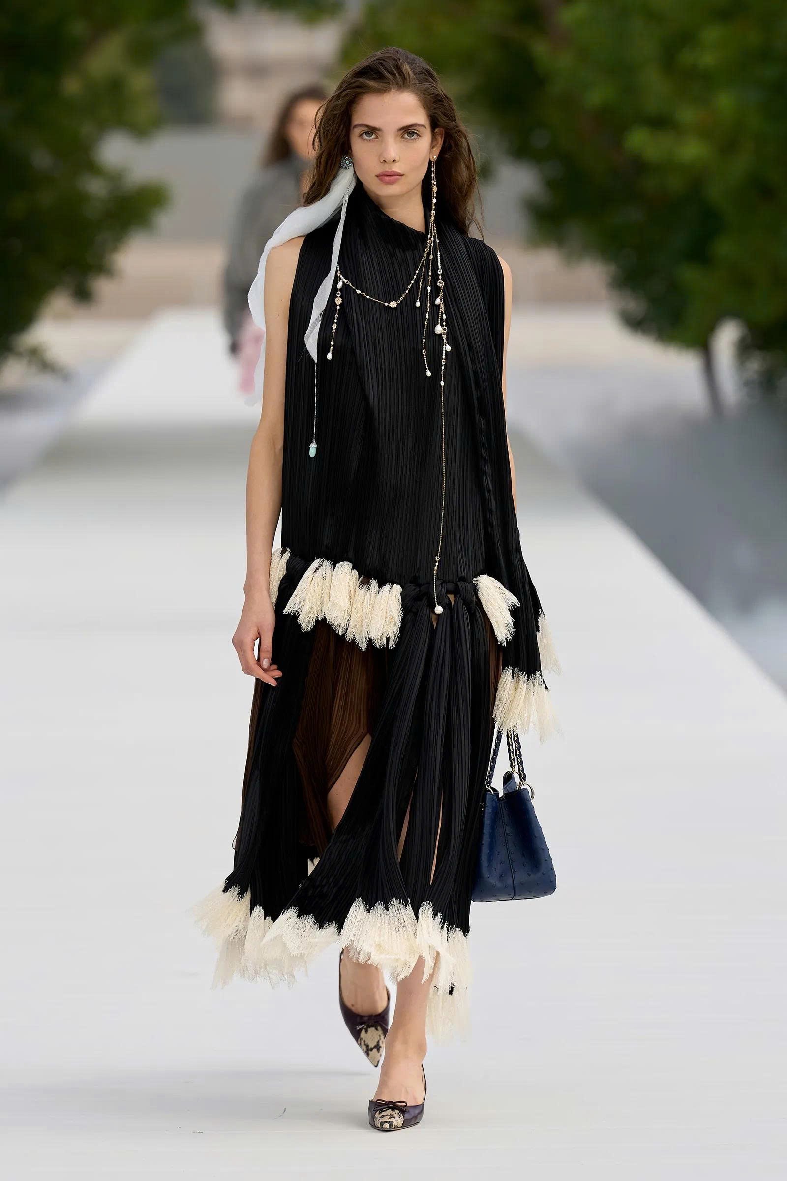 Hinh anh Dior Women's Spring/Summer 2027: Tìm thấy vẻ đẹp trong những bất toàn của tự nhiên 17