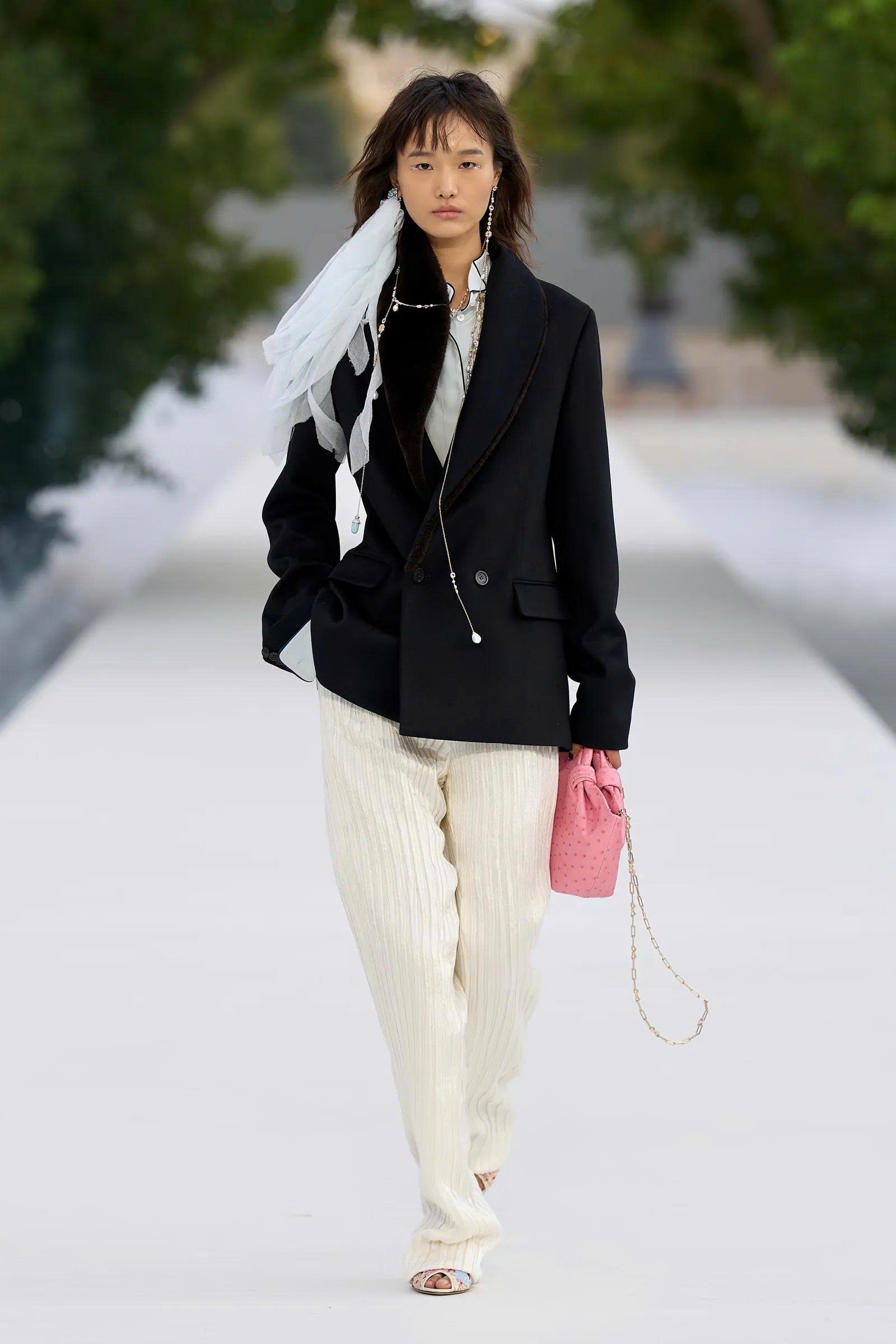Hinh anh Dior Women's Spring/Summer 2027: Tìm thấy vẻ đẹp trong những bất toàn của tự nhiên 20
