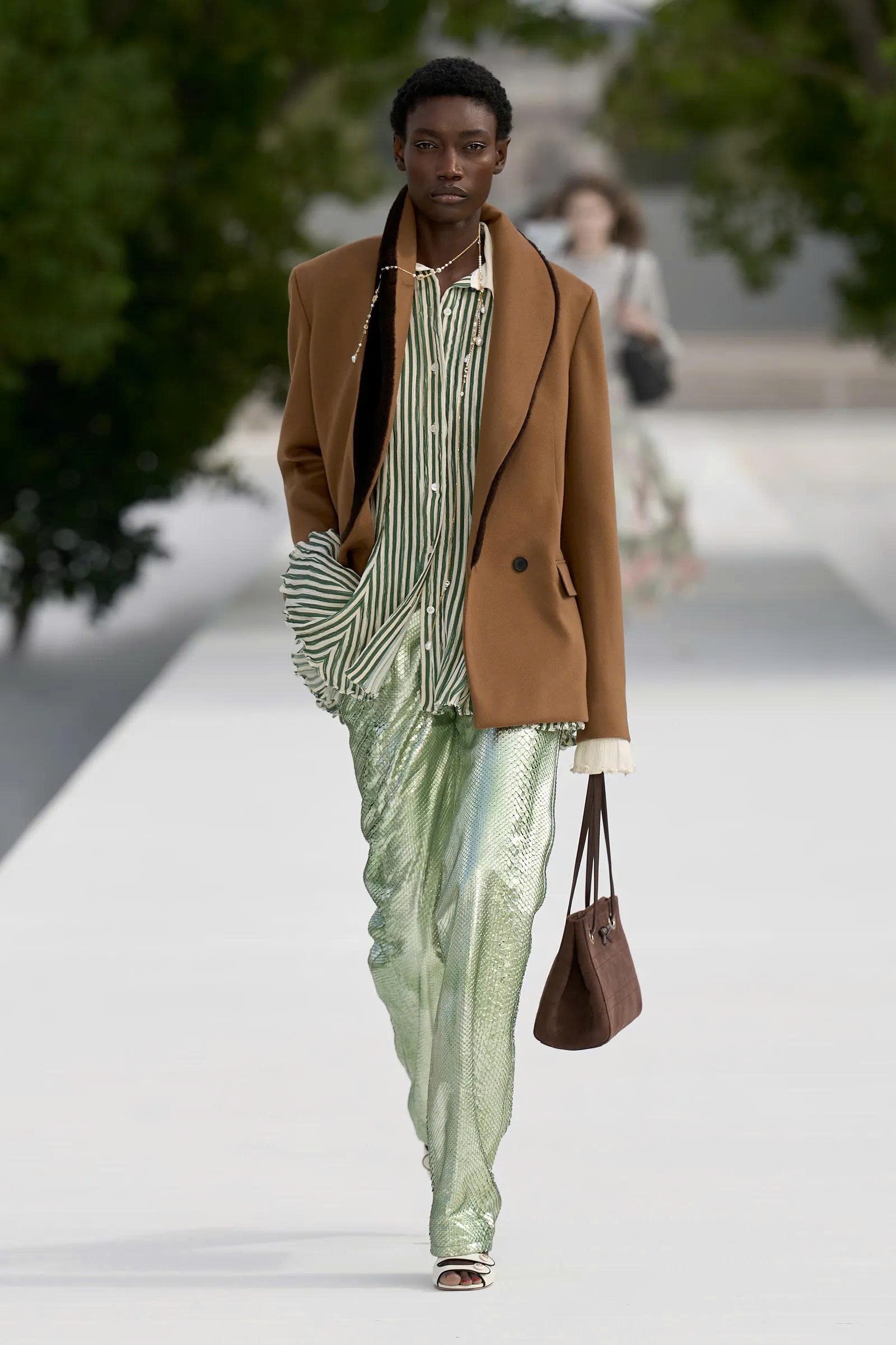 Hinh anh Dior Women's Spring/Summer 2027: Tìm thấy vẻ đẹp trong những bất toàn của tự nhiên 19