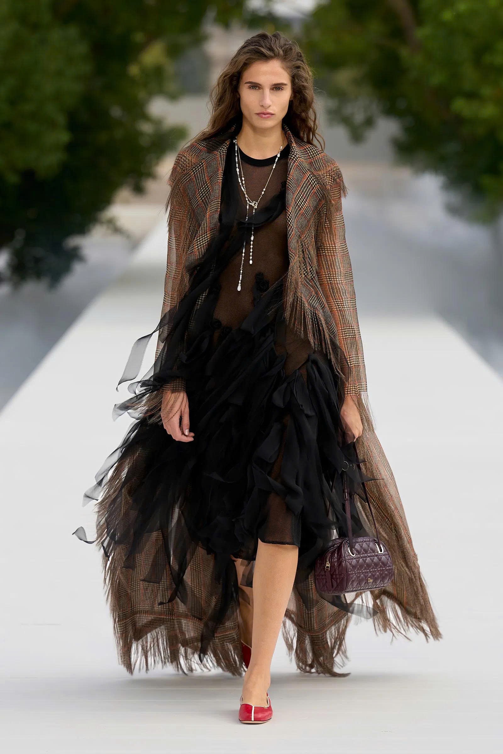 Hinh anh Dior Women's Spring/Summer 2027: Tìm thấy vẻ đẹp trong những bất toàn của tự nhiên 26